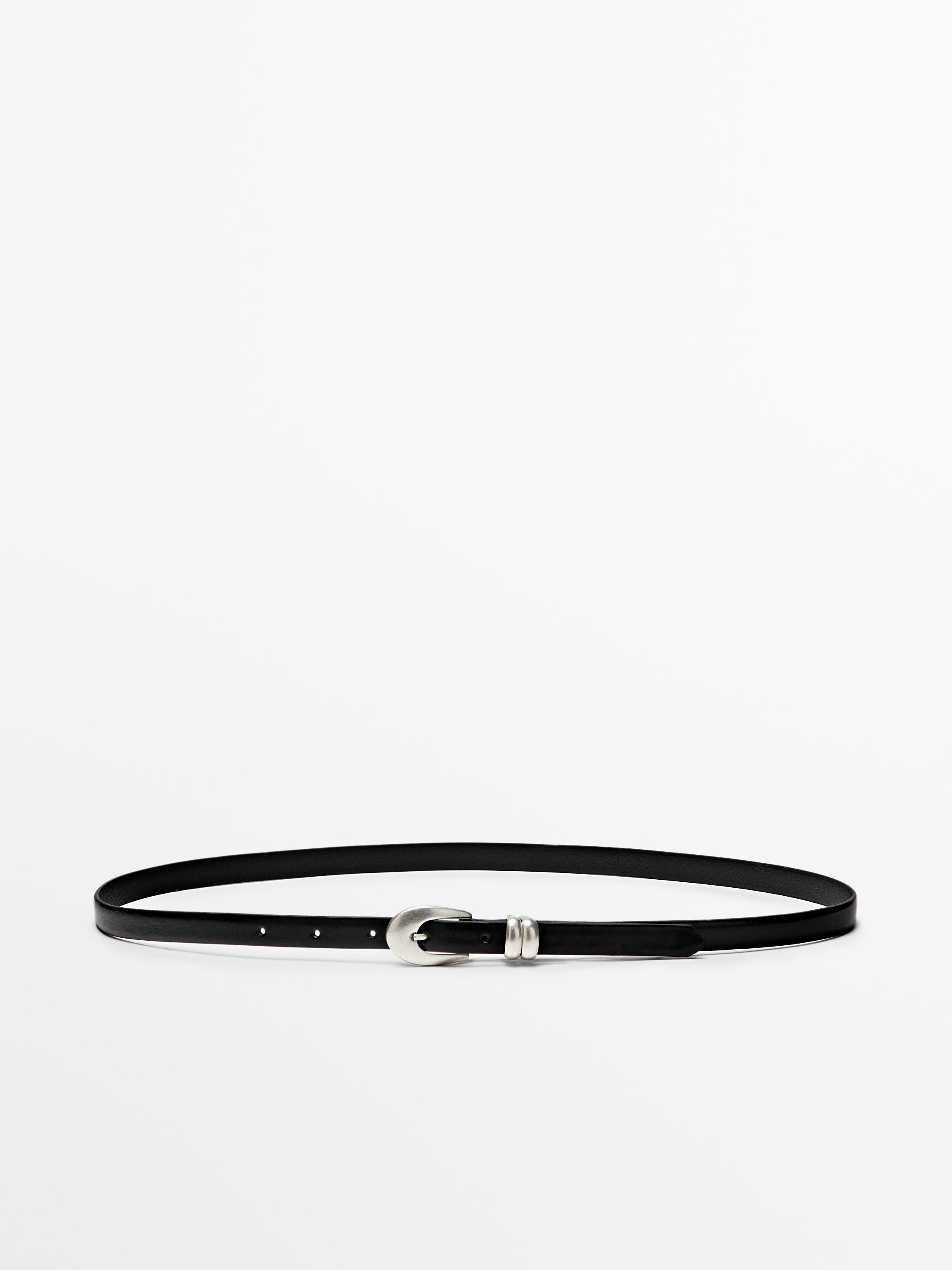 Vue de face d'une ceinture noire avec boucle ovale argentée.