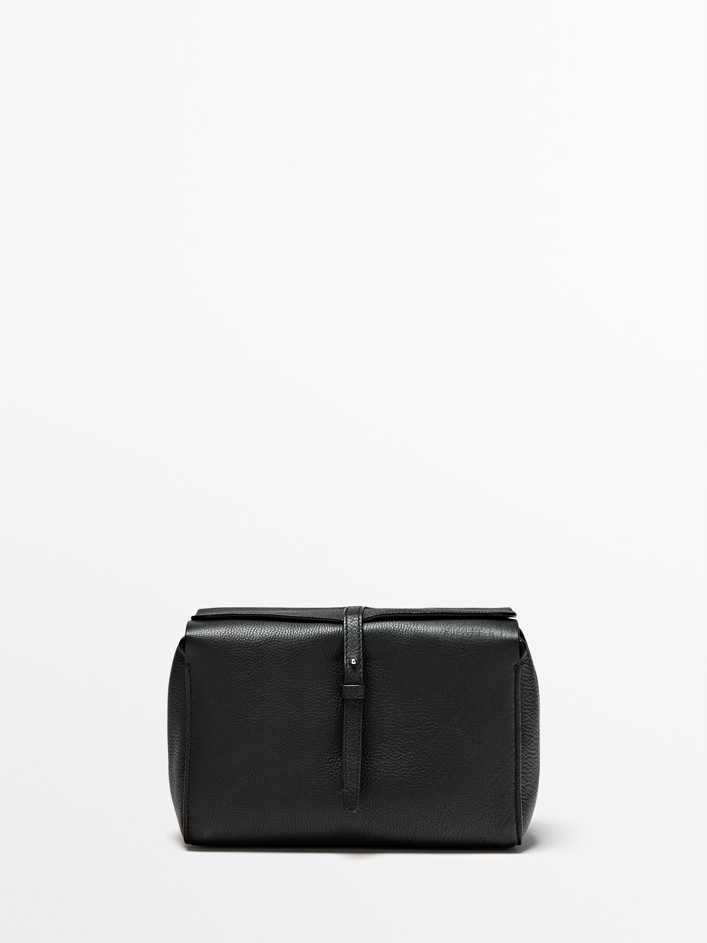 Melna kosmētikas somiņa ar siksniņas un sprādzes aizdari, skats no priekšpuses.