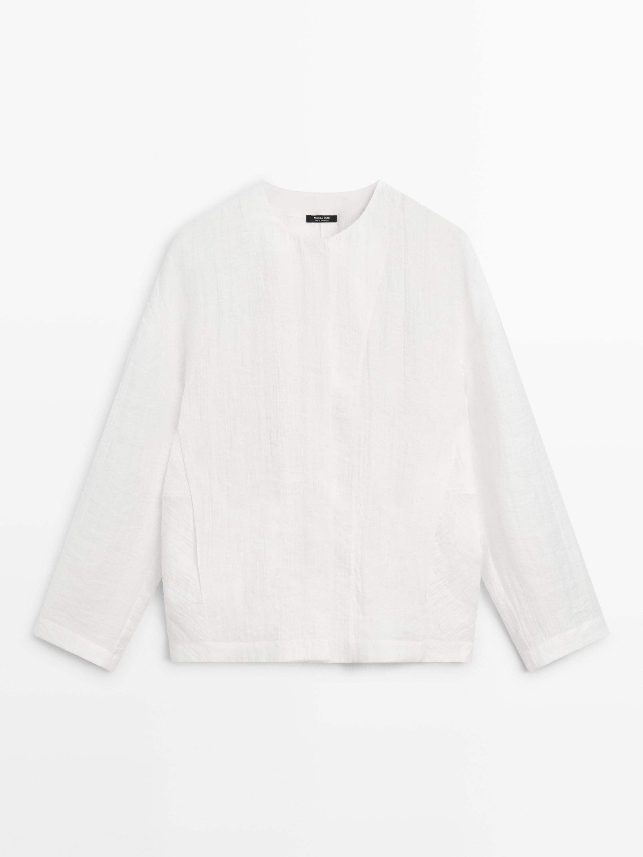 Vista frontal de playera blanca con cuello redondo y mangas largas.