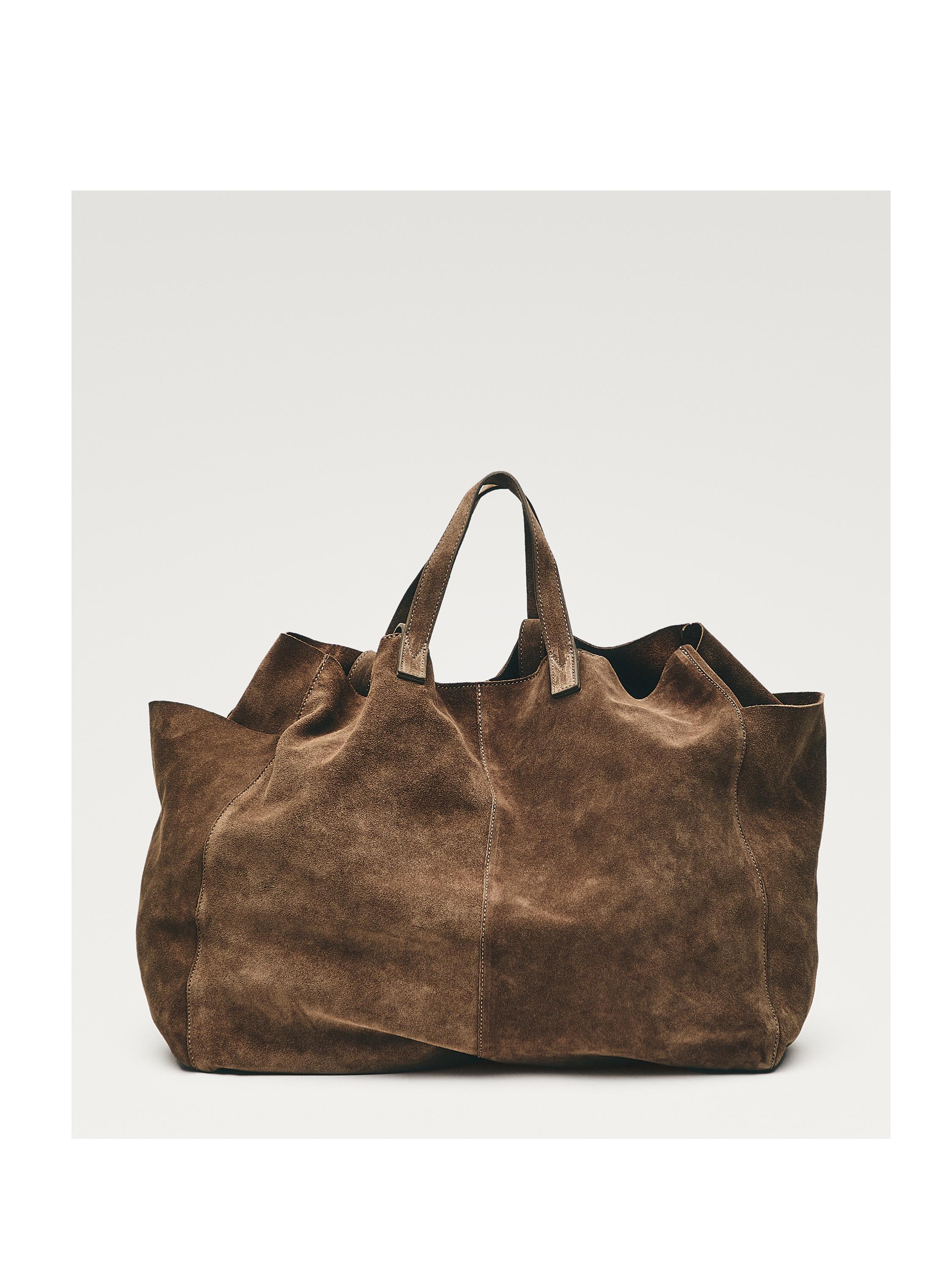 Vista frontal de bolso grande marrón con asas dobles y diseño amplio.