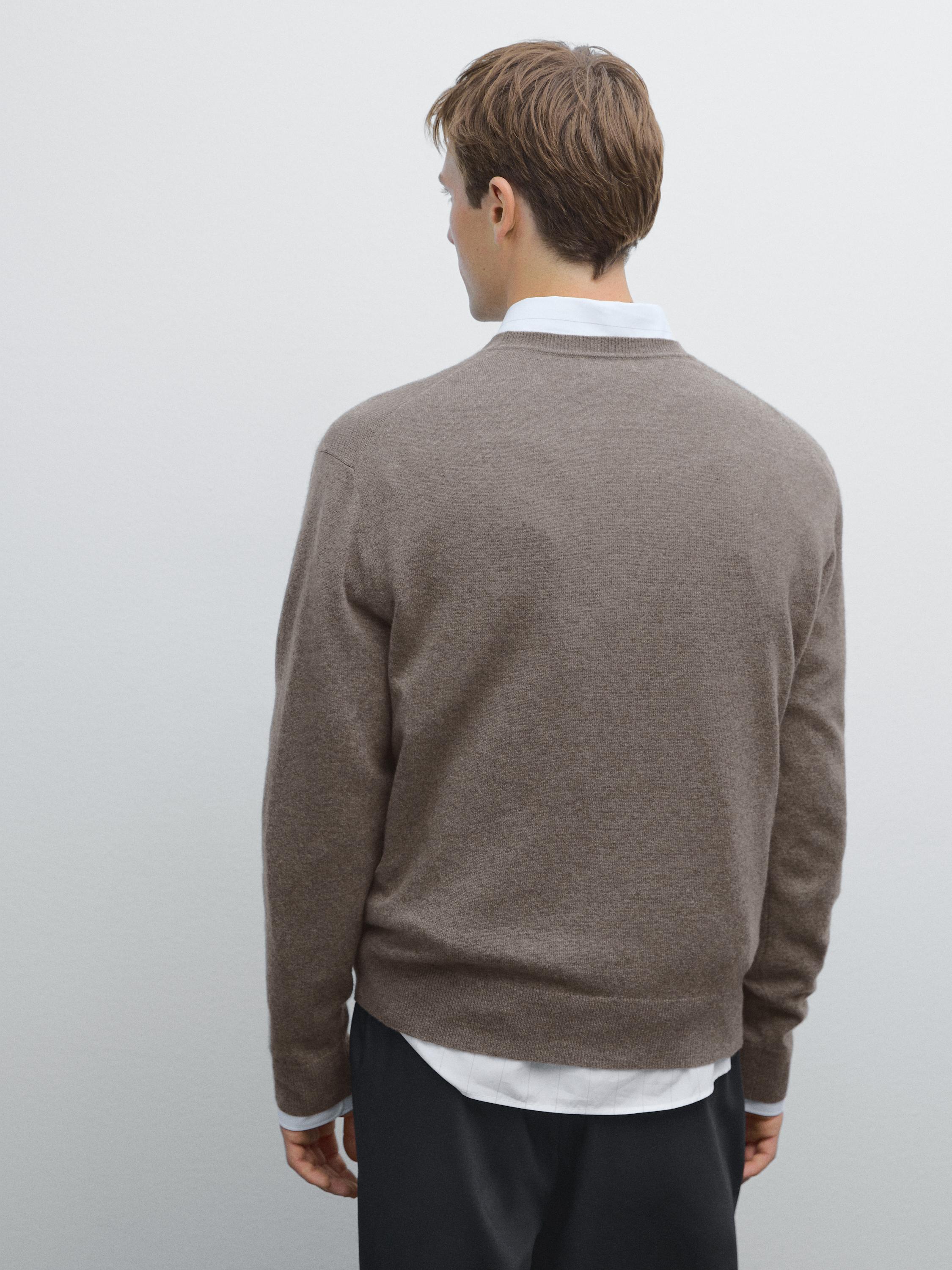 Cashmere knit sweater with a crew neck