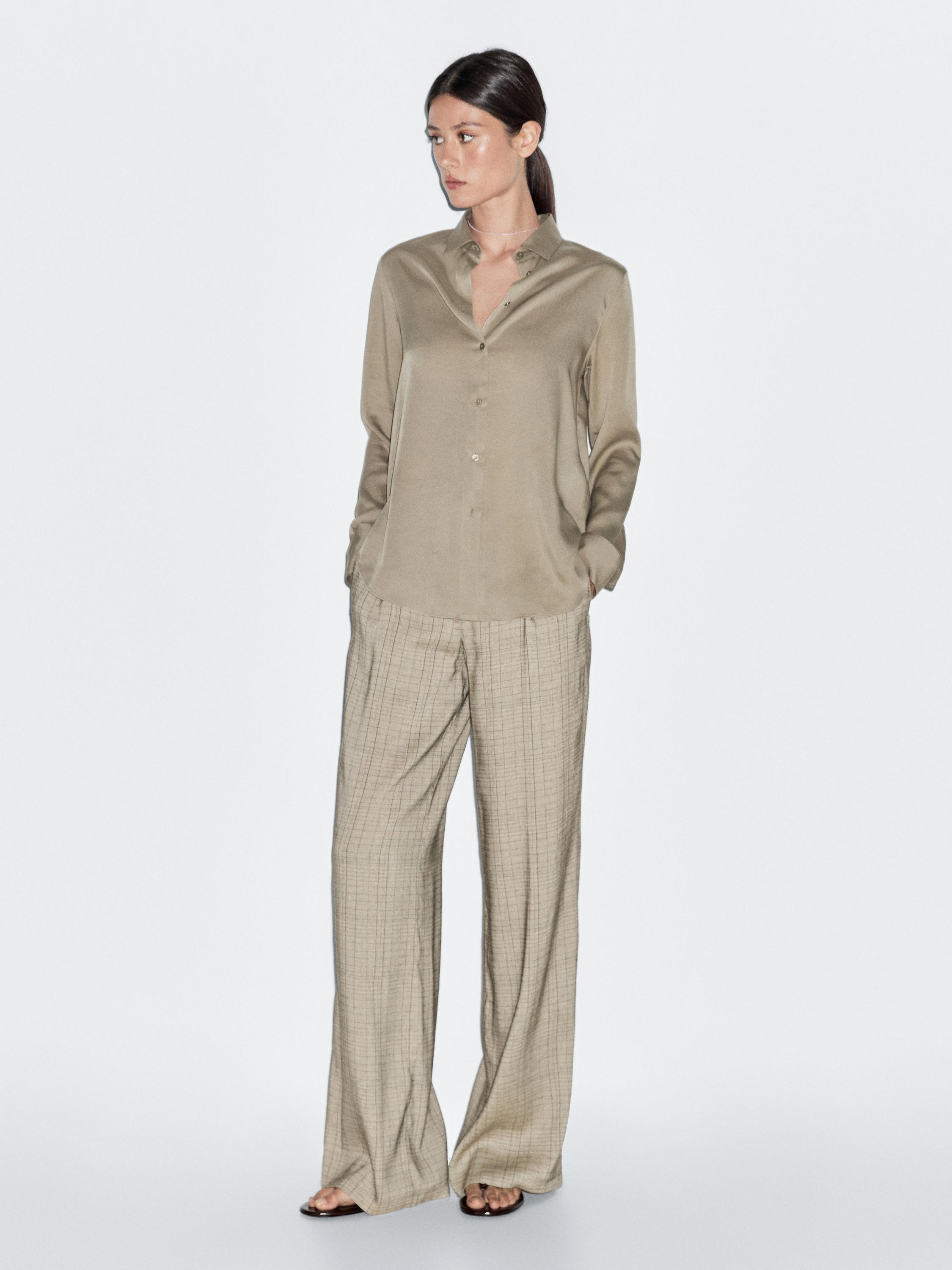 Flowing shirt with shirt collar