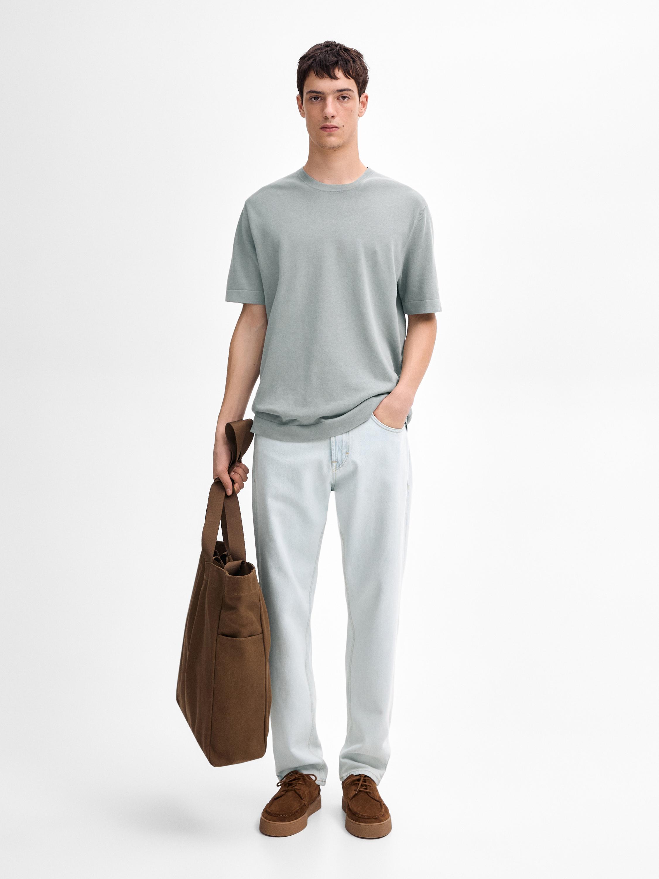 تيشرت محاك بياقة دائرية وأكمام قصيرة