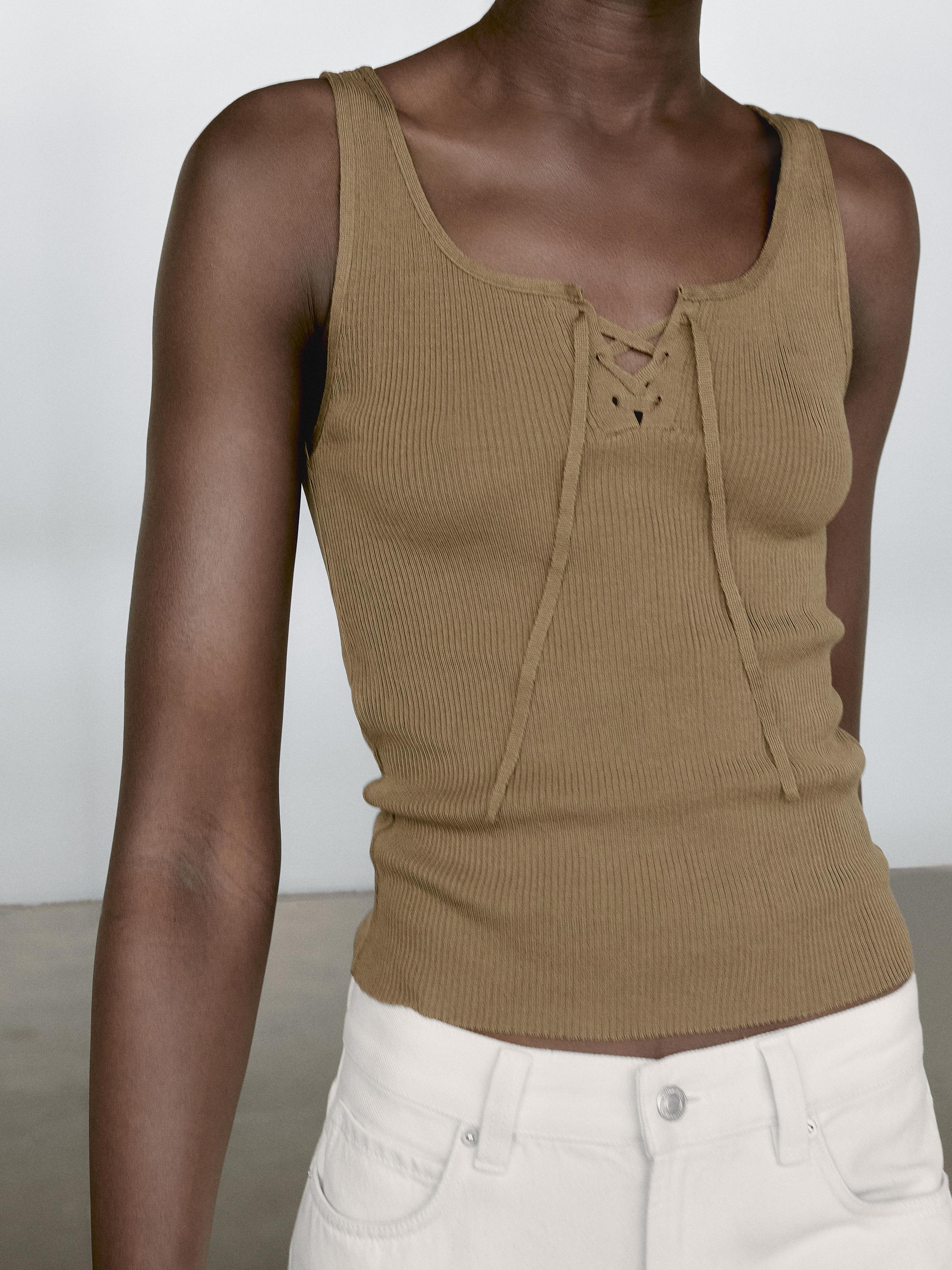 Top z prążkowanej dzianiny z wiązaniem