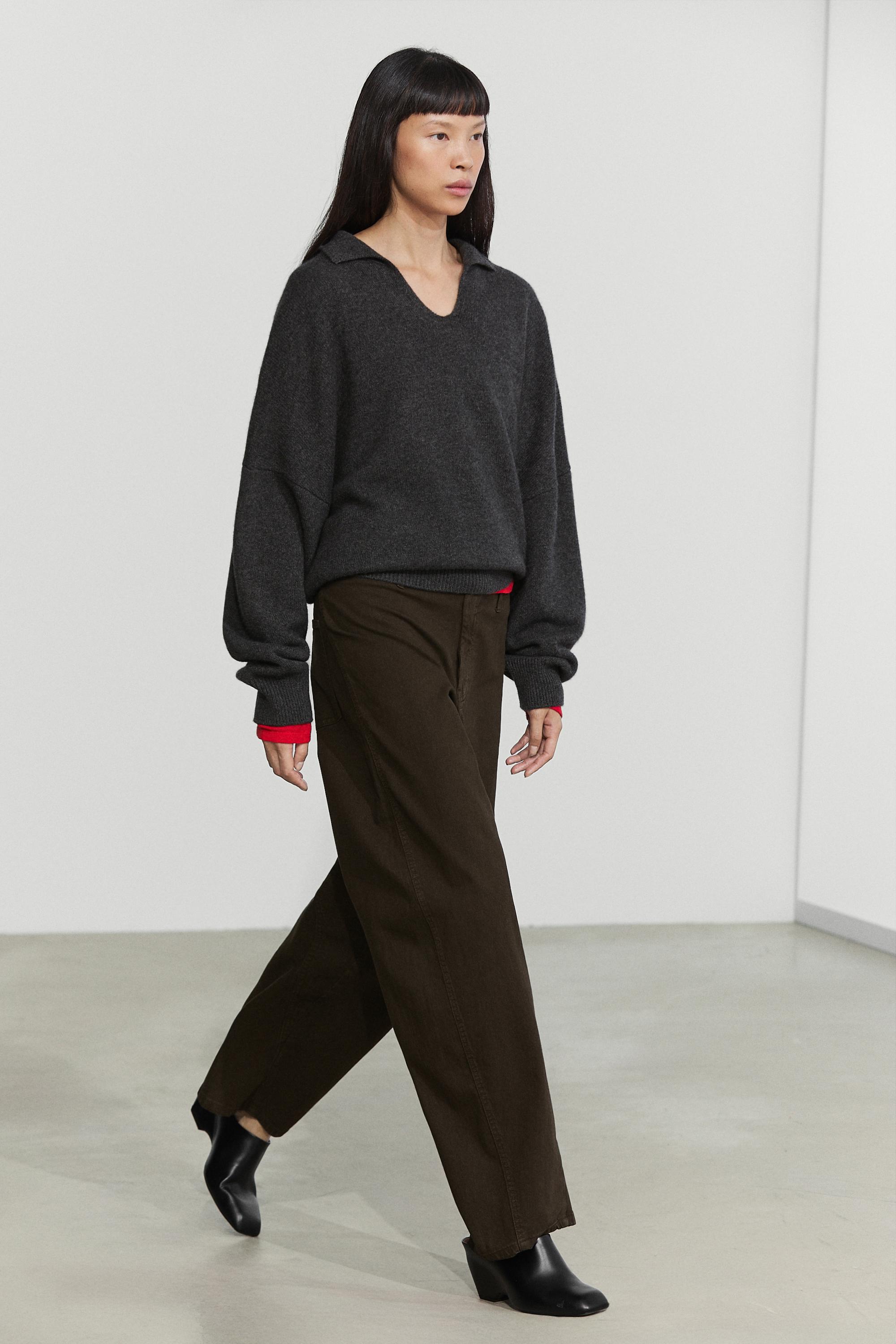 Pantalon carrot fit detalle costuras