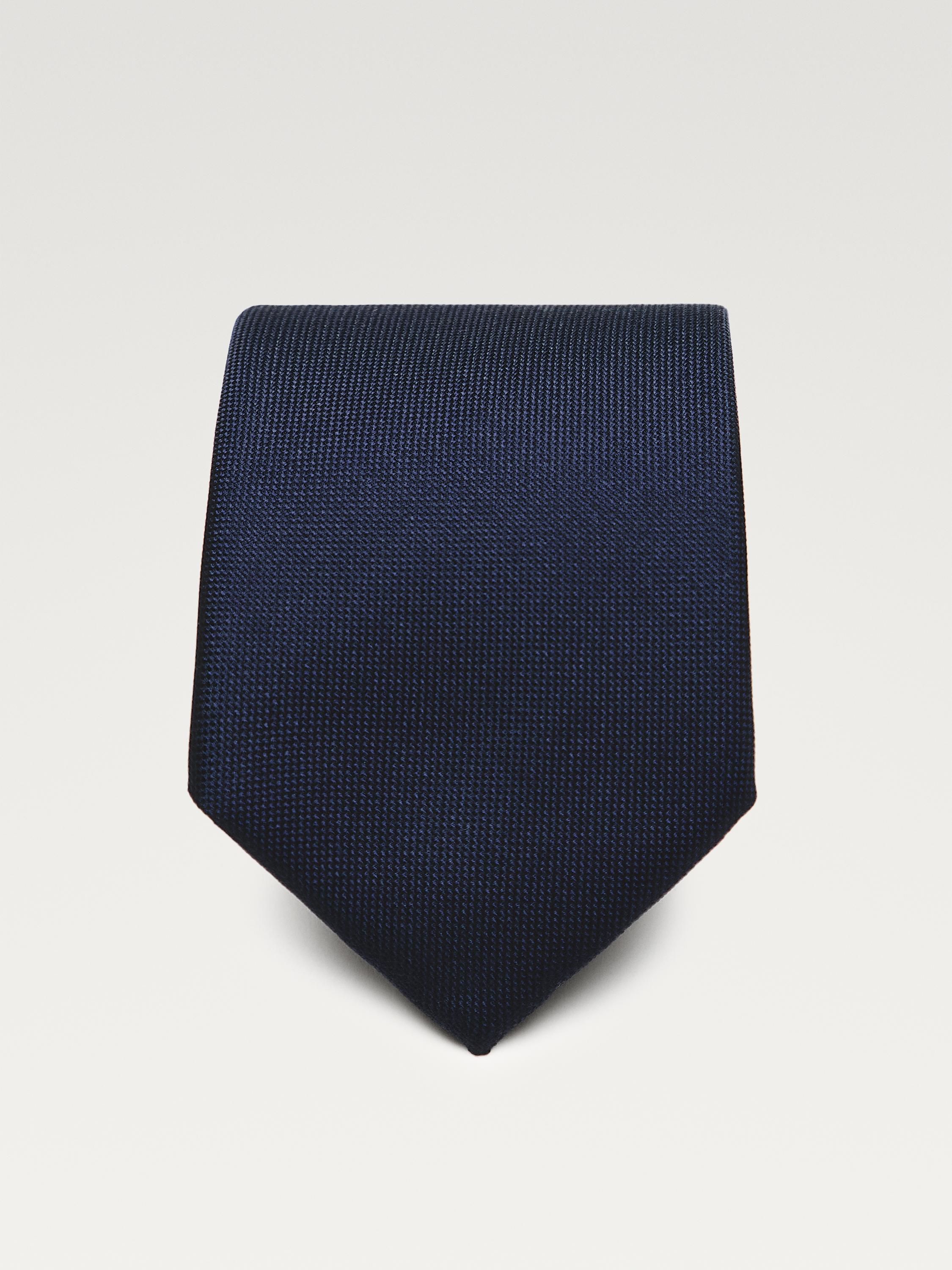 Teksturali tuzilishga ega to'q ko'k galstukning old ko'rinishi.