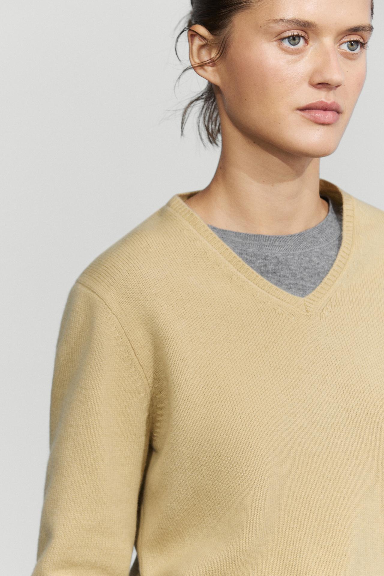 100% wool V-neck knit sweater — OLIVE