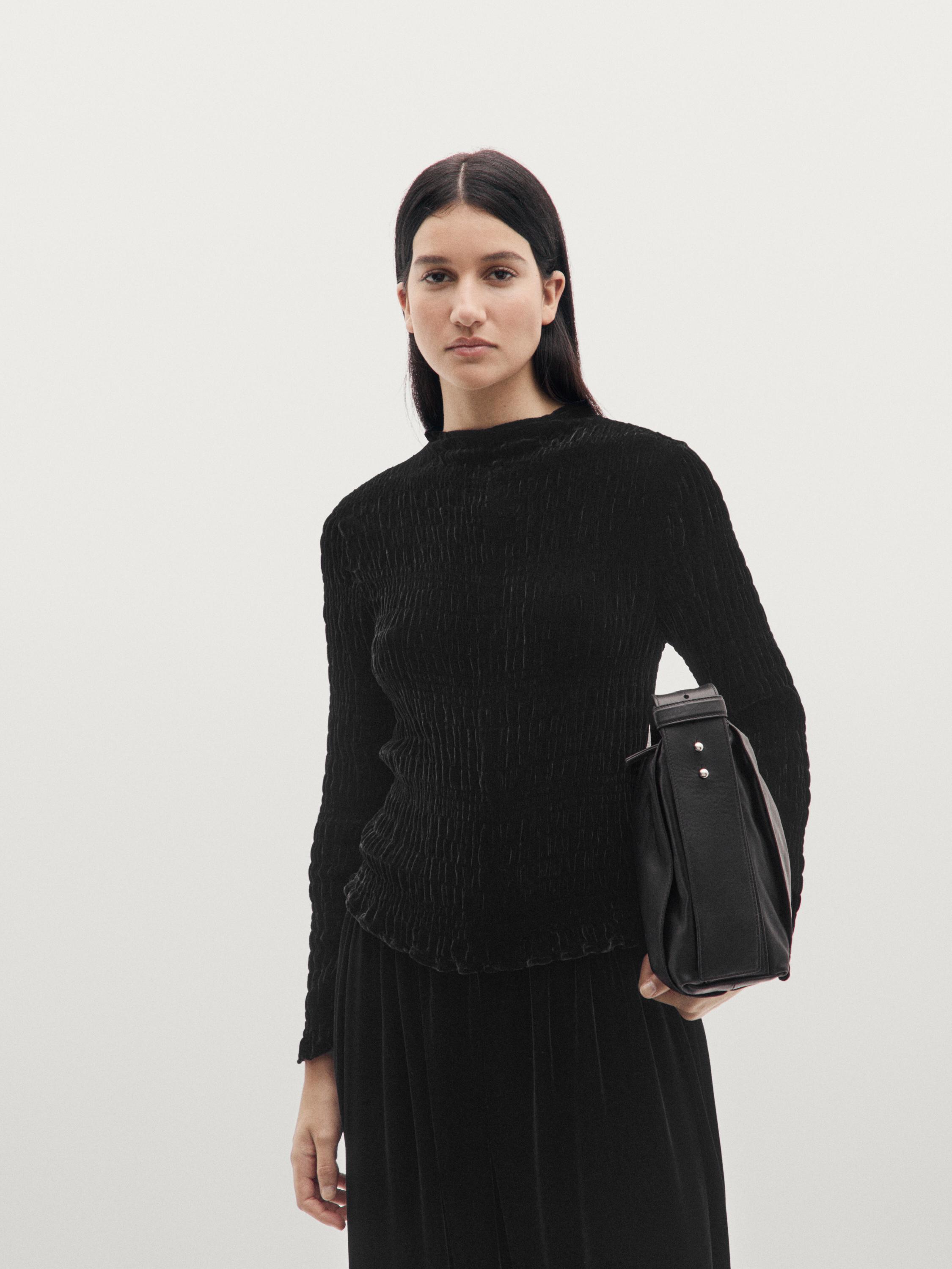 توب مخملي بكشكش وأكمام طويلة