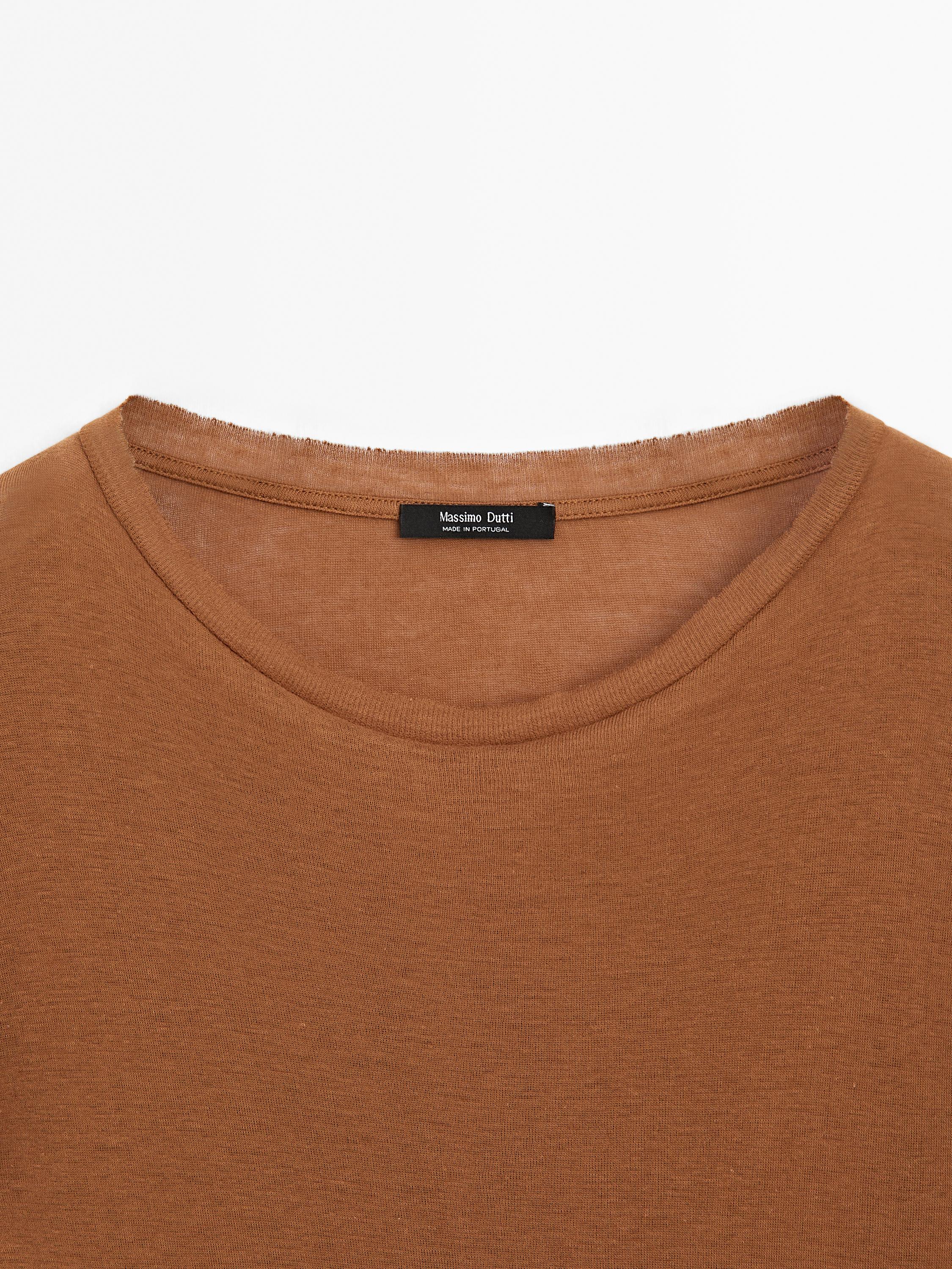 Lightweight t-shirt with collar detail