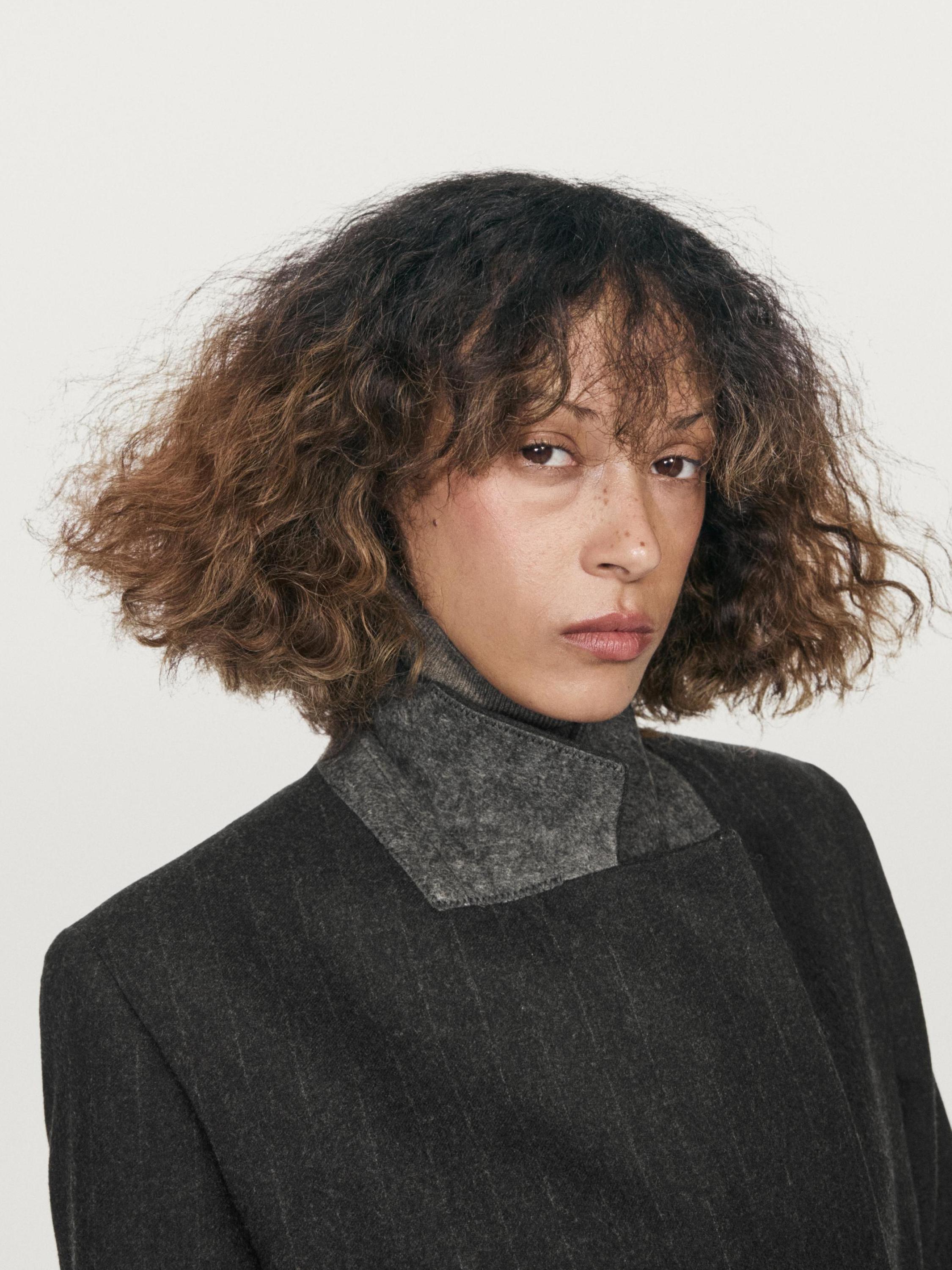 Dolg suknjič iz volnene mešanice s tankimi črtami