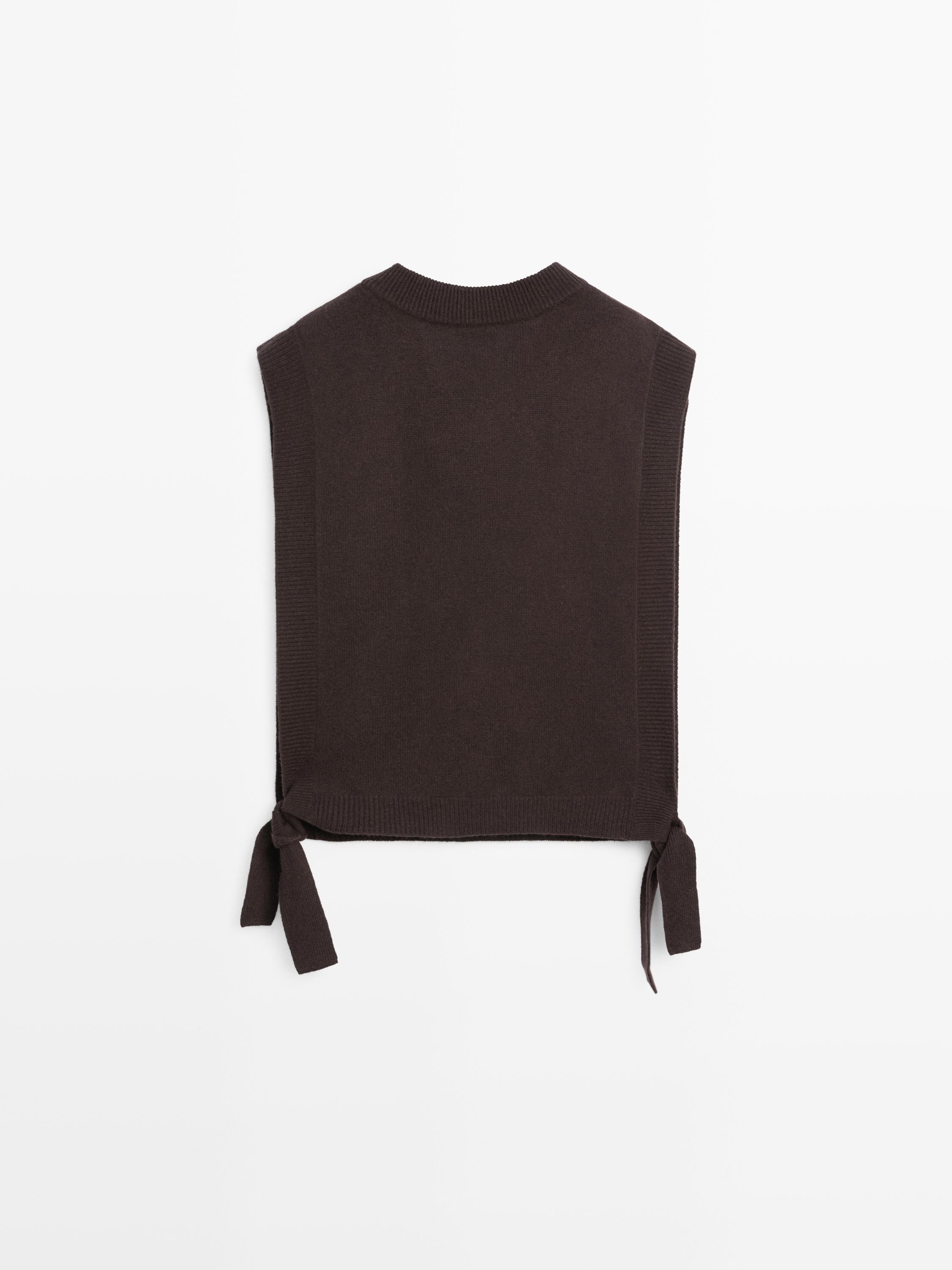 V-neck bib with tie details — BROWN