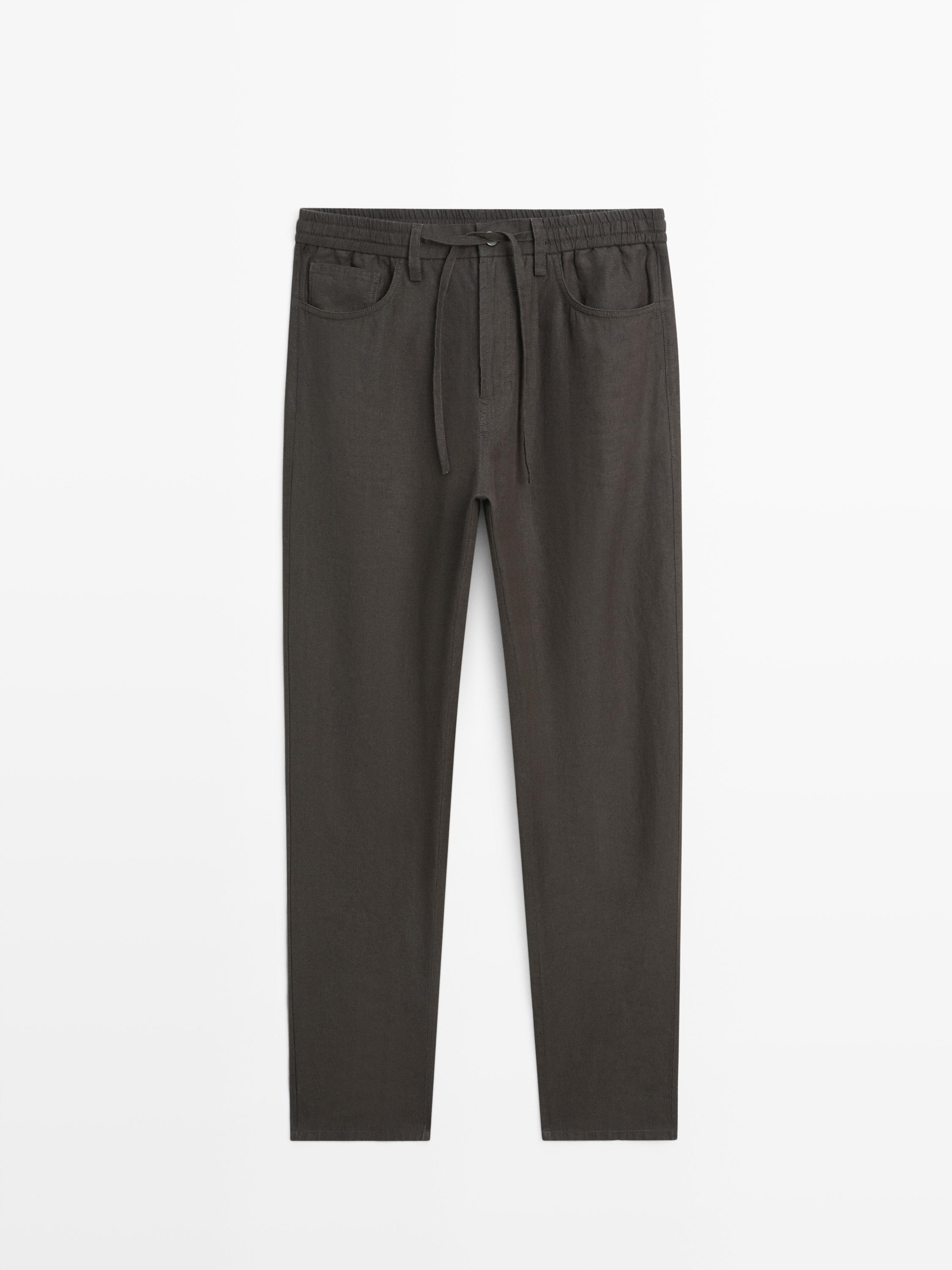 มุมมองด้านหน้าของกางเกงจ็อกเกอร์สีน้ำตาลพร้อมขอบเอวยางยืด, เชือกผูกปรับได้ และกระเป๋าข้าง