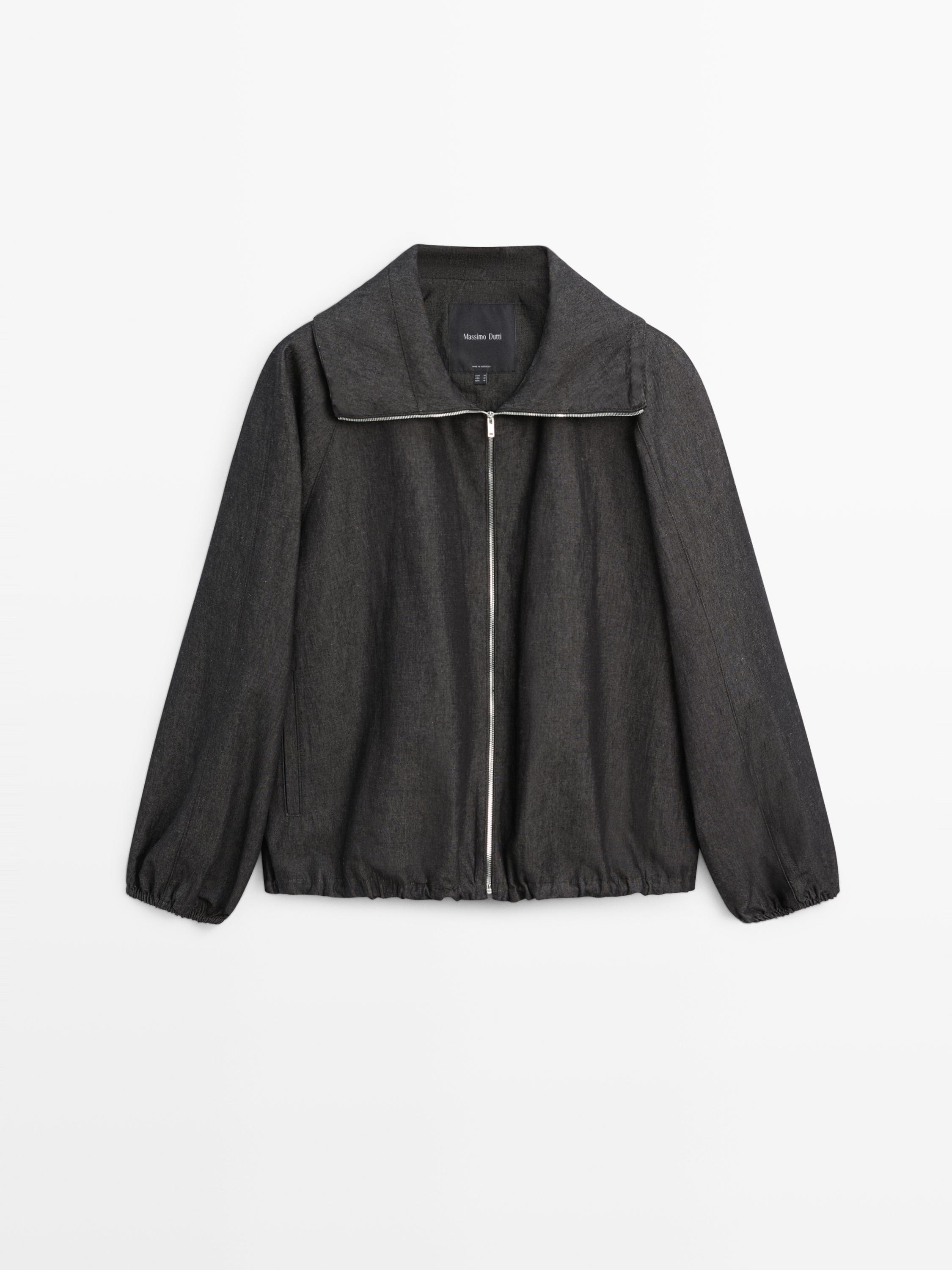 Vooraanzicht van een grijsblauwe bomberjack met ritssluiting in het midden, een brede kraag en lange mouwen met elastische manchetten.