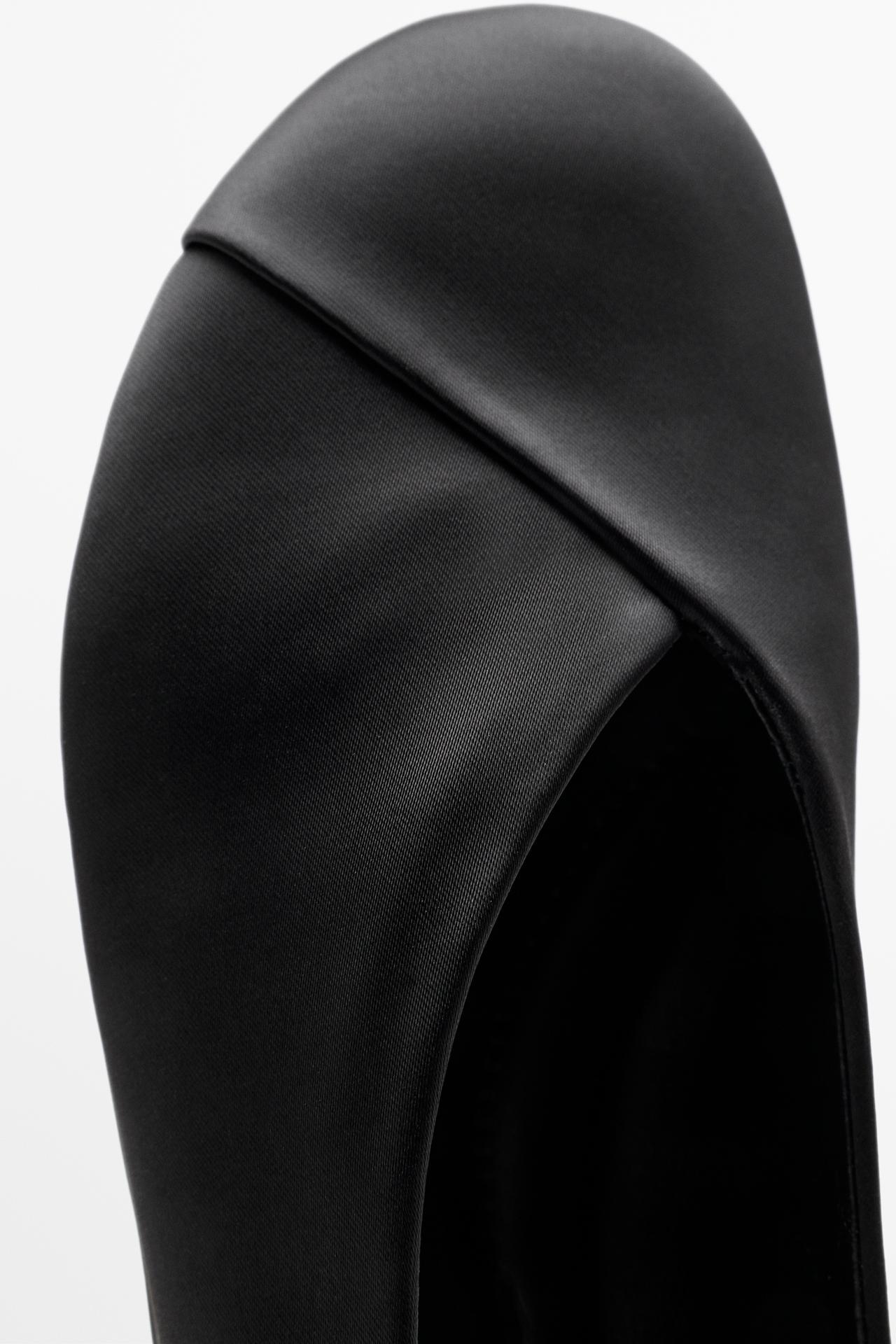 Crossover ballet flat — BLACK