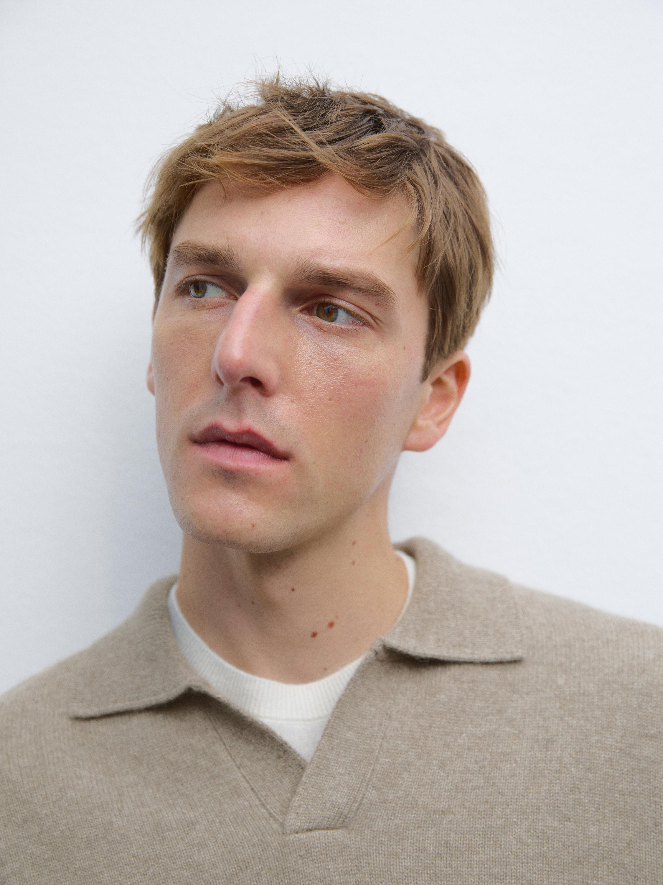 Pulovër e thurur me jakë V 100% kashmir