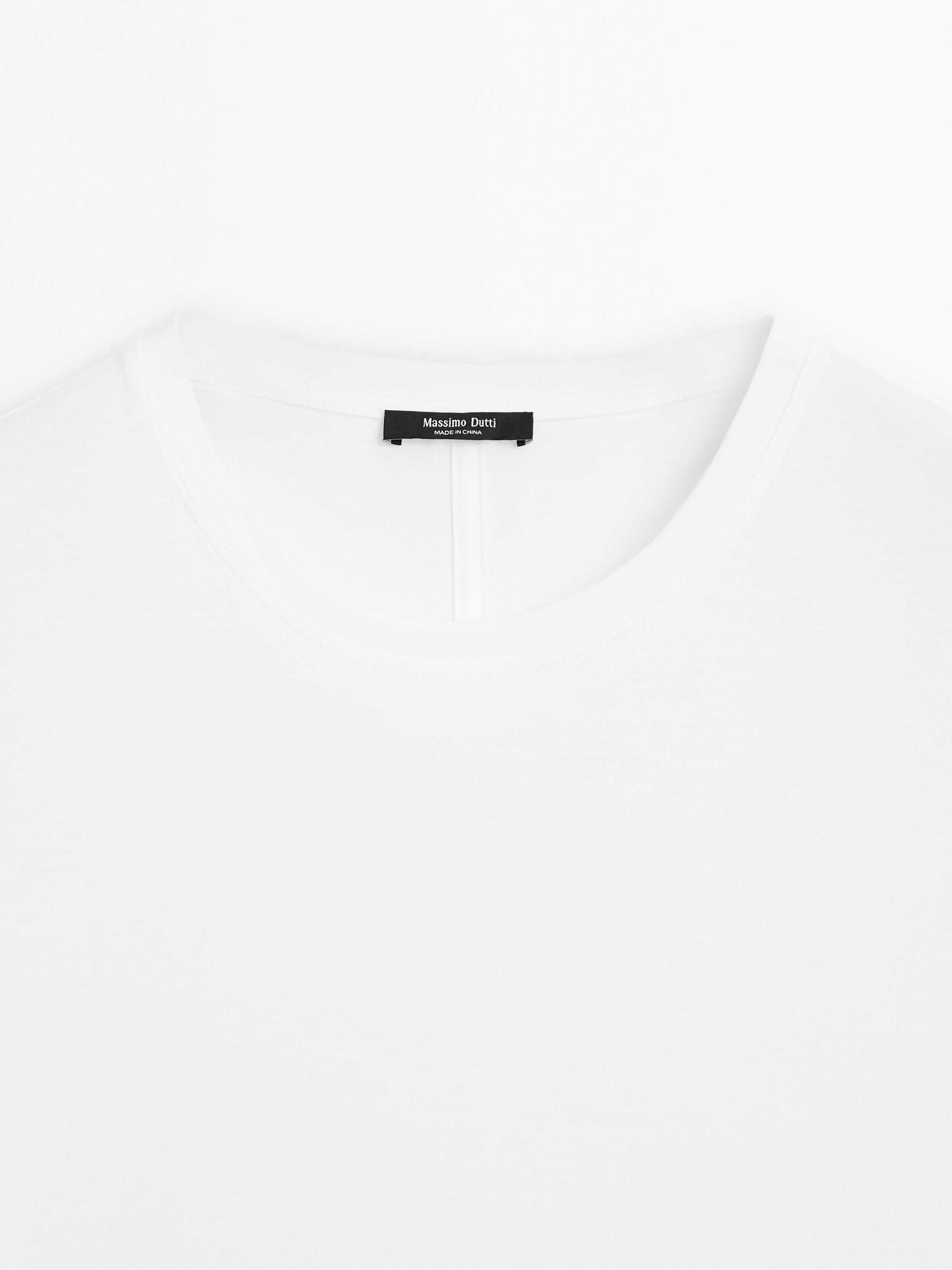 Camiseta manga corta detalle costura posterior
