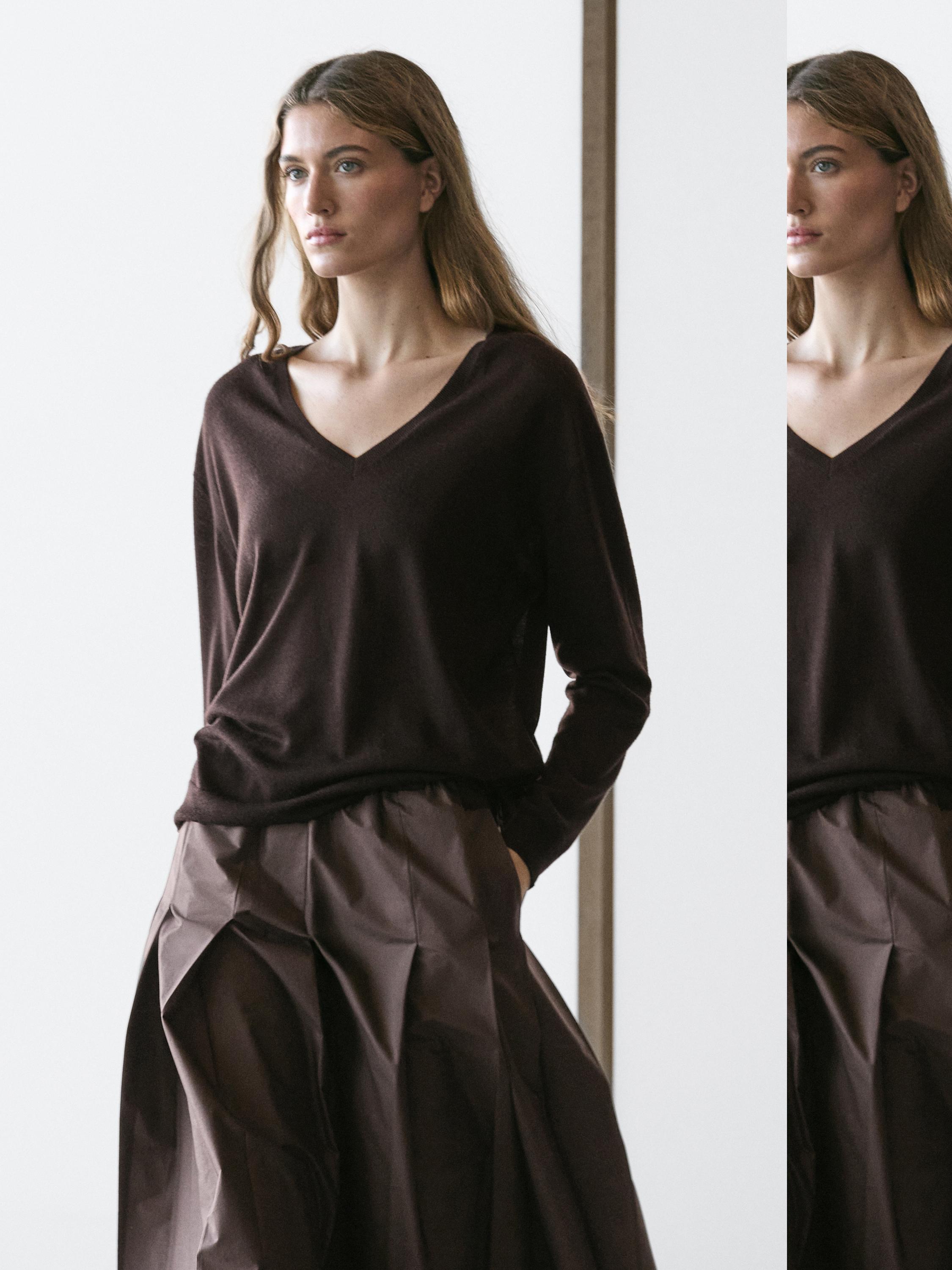 100% wool V-neck knit sweater — BROWN
