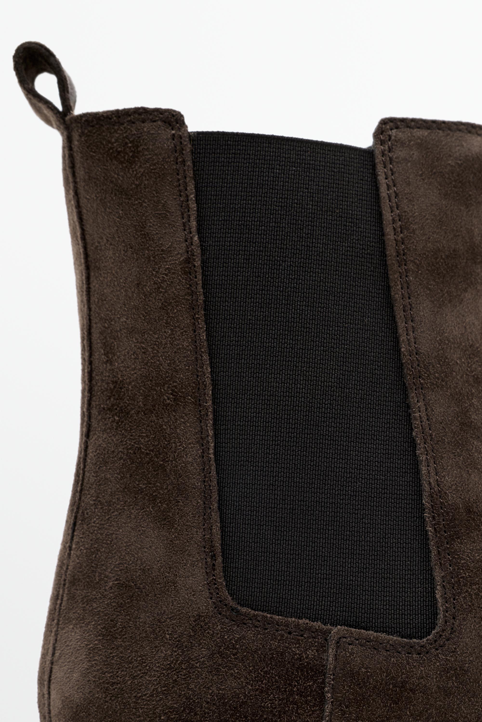 Flat Chelsea boots with track sole — BROWN