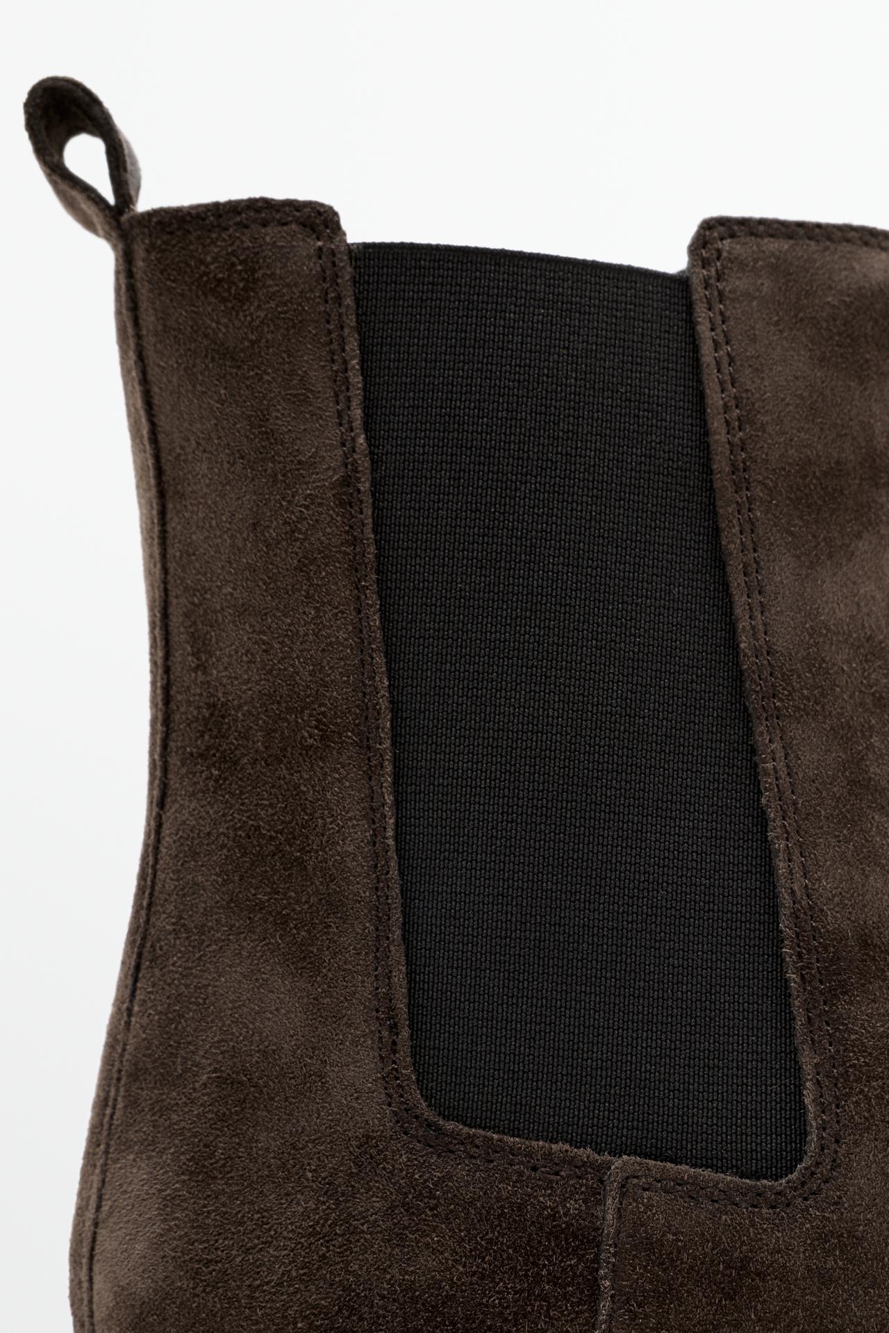 Flat Chelsea boots with track sole — BROWN