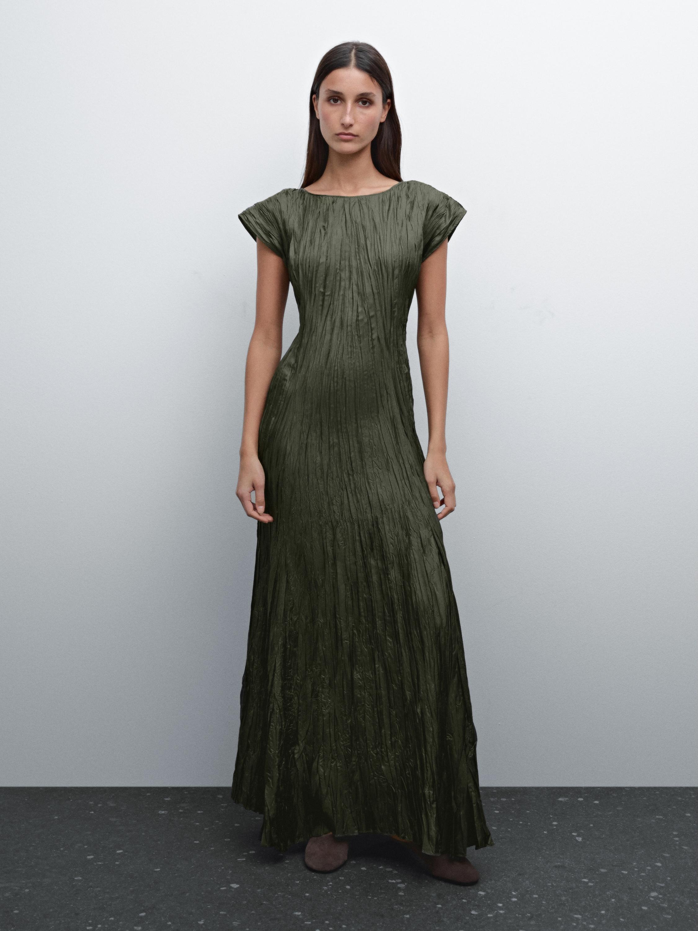 Robe longue plissée satinée