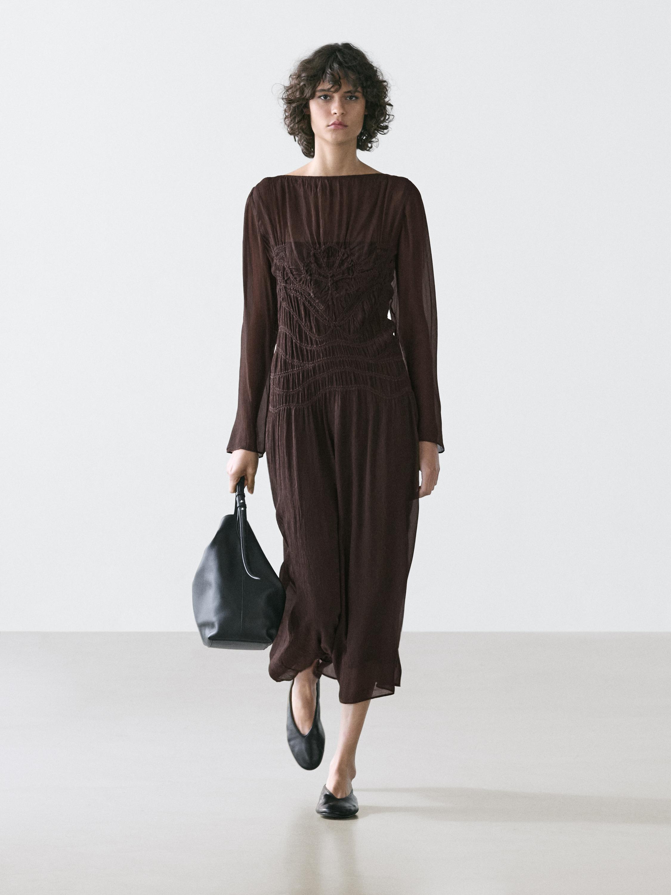 Fließendes braunes Midikleid-Set mit geraffter Brust, langen Ärmeln und weitem Rock.