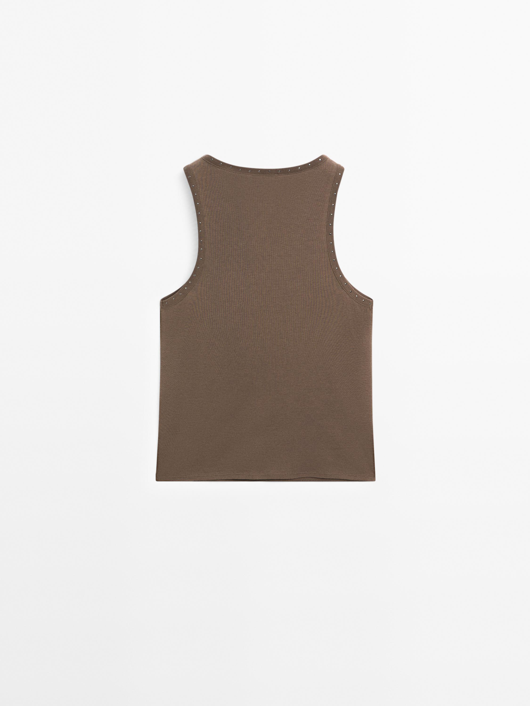 Slim fit topp med nitdetaljer