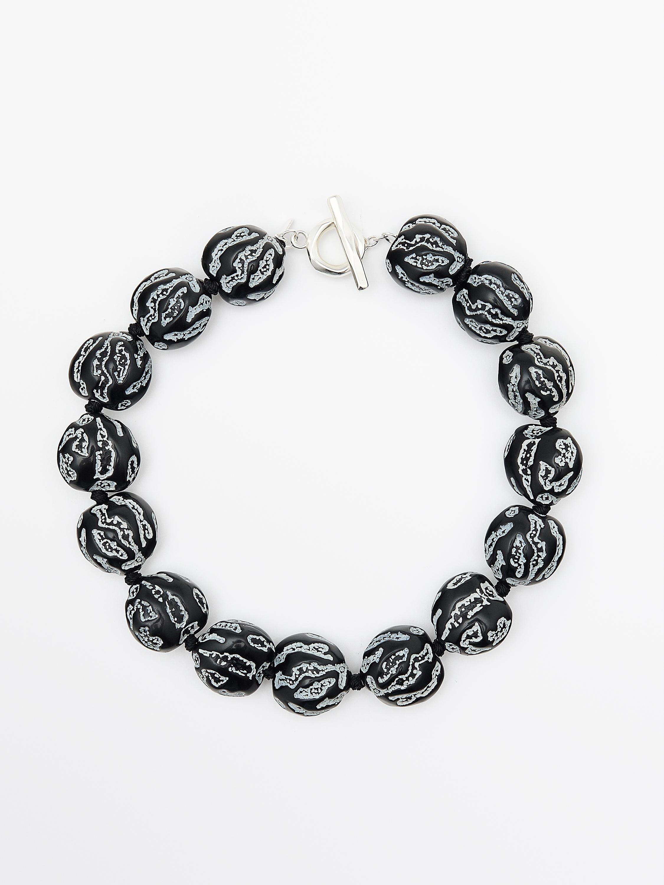 Penjoll curt detall boles irregulars