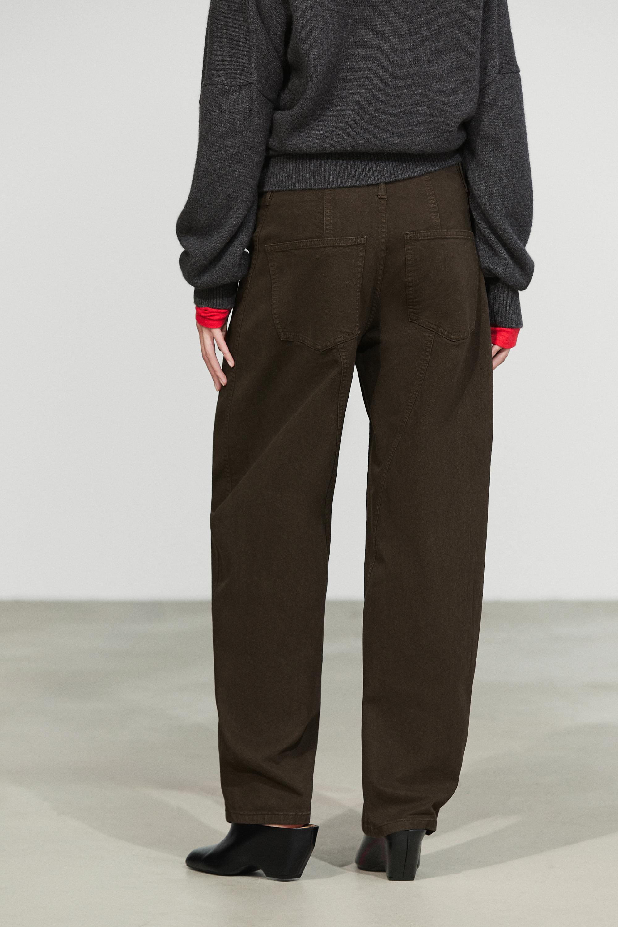Pantalon carrot fit detalle costuras