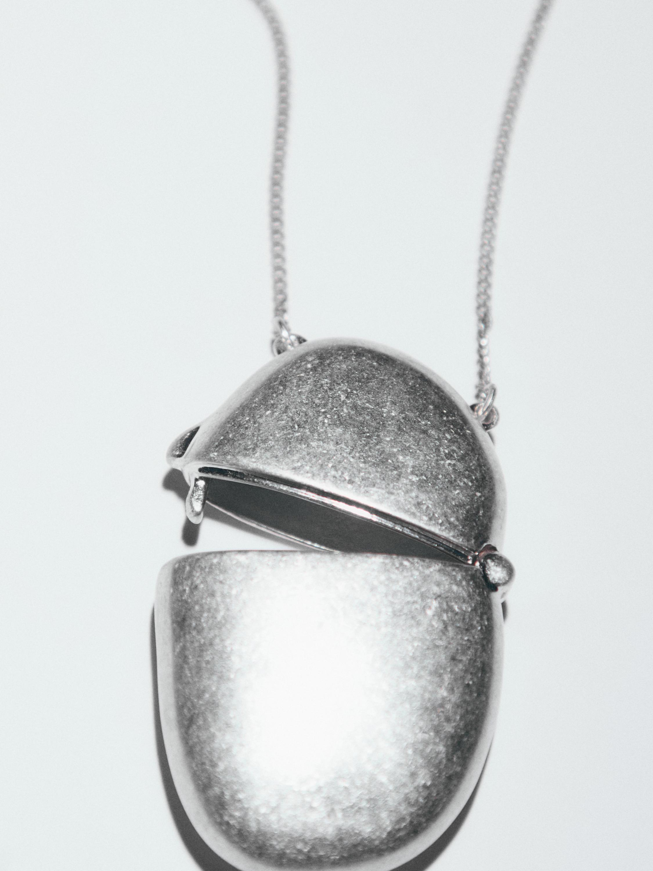 Collar colgante caja ovalada