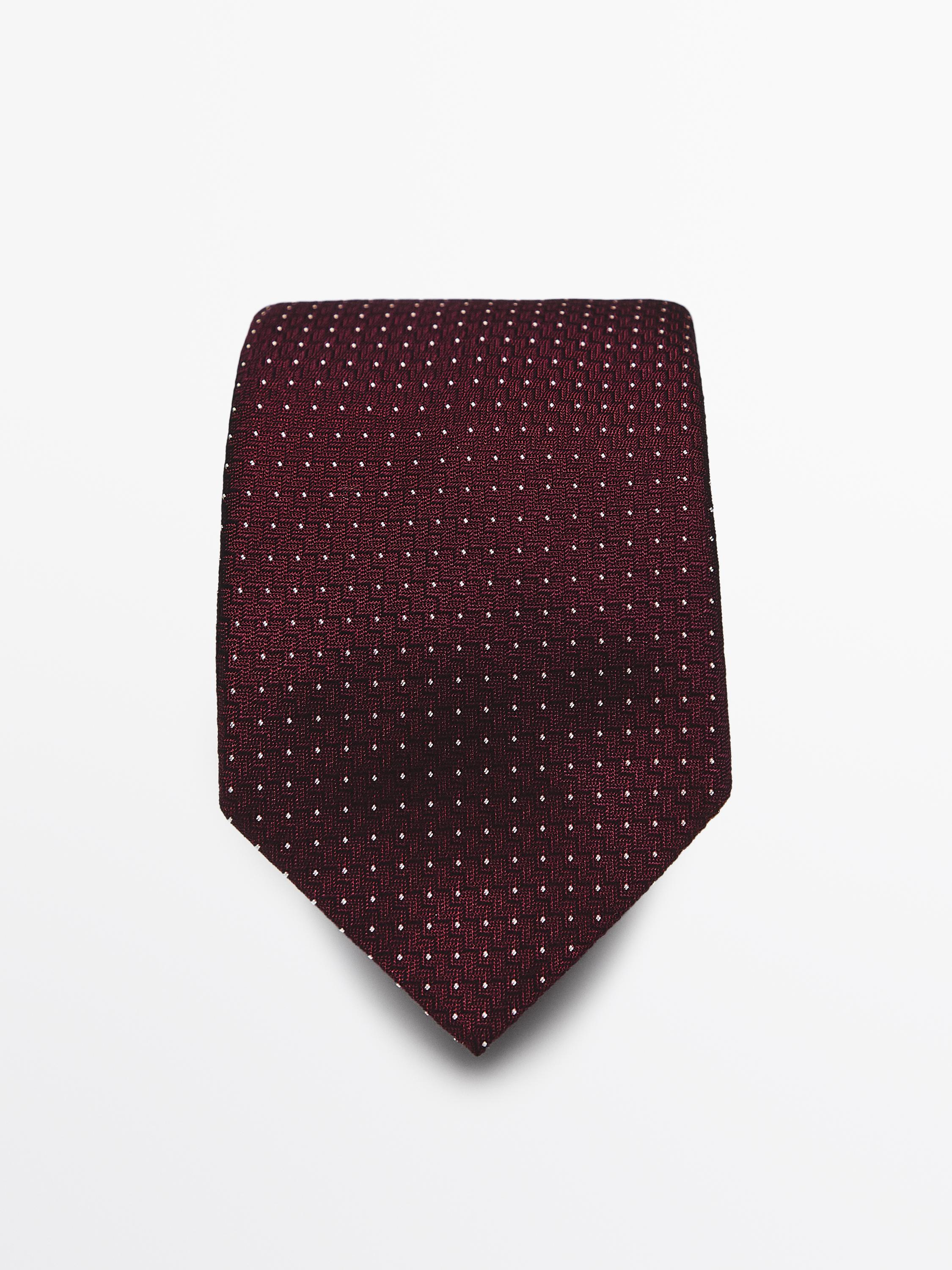 منظر أمامي لربطة عنق كستنائية بنمط نقاط بيضاء.