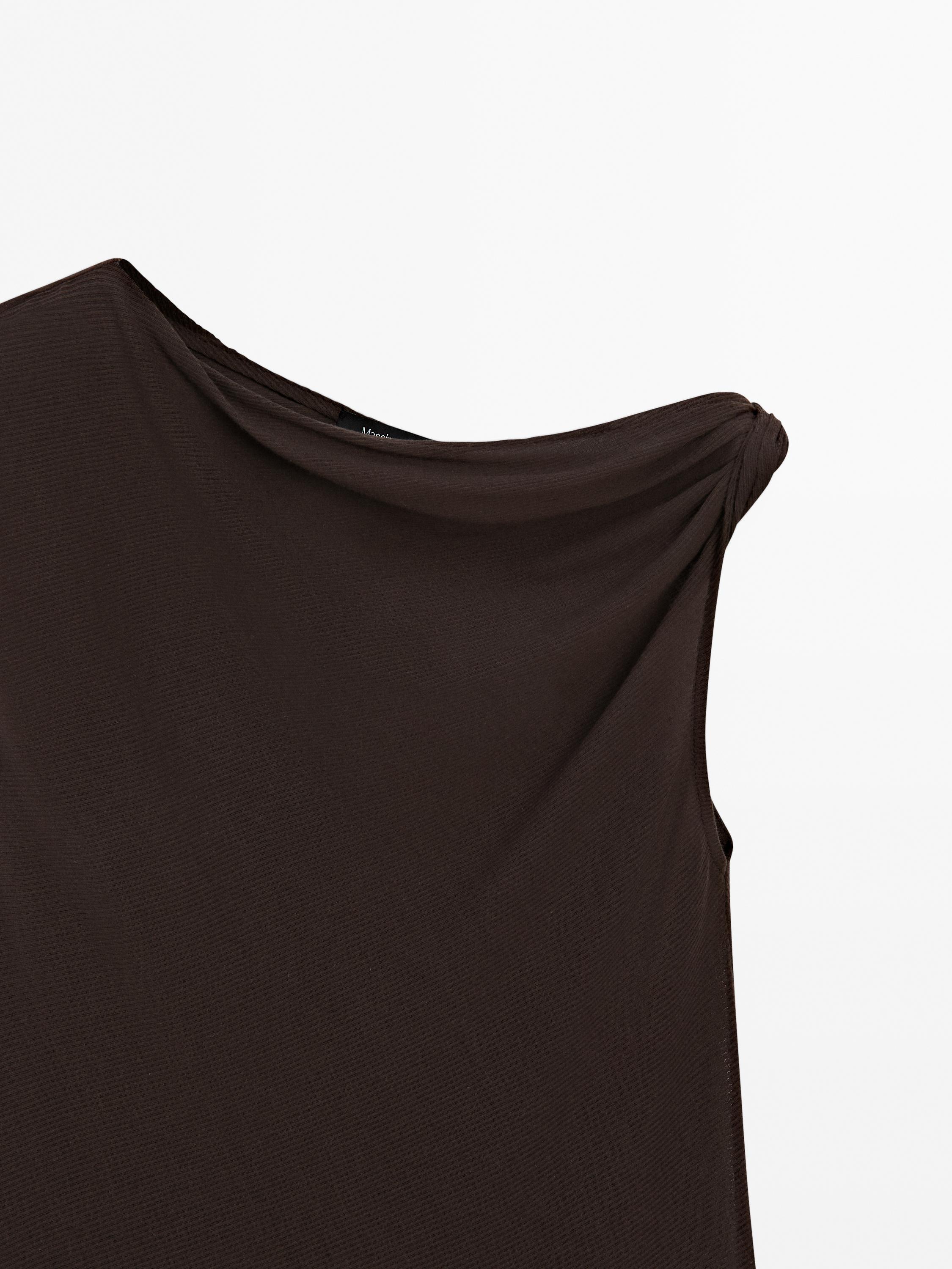 Asymmetric top with knot detail