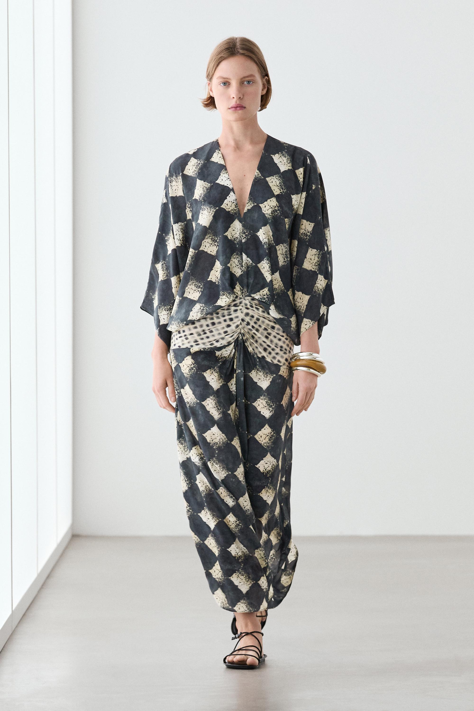 Vabalt langev kleit pihavööga