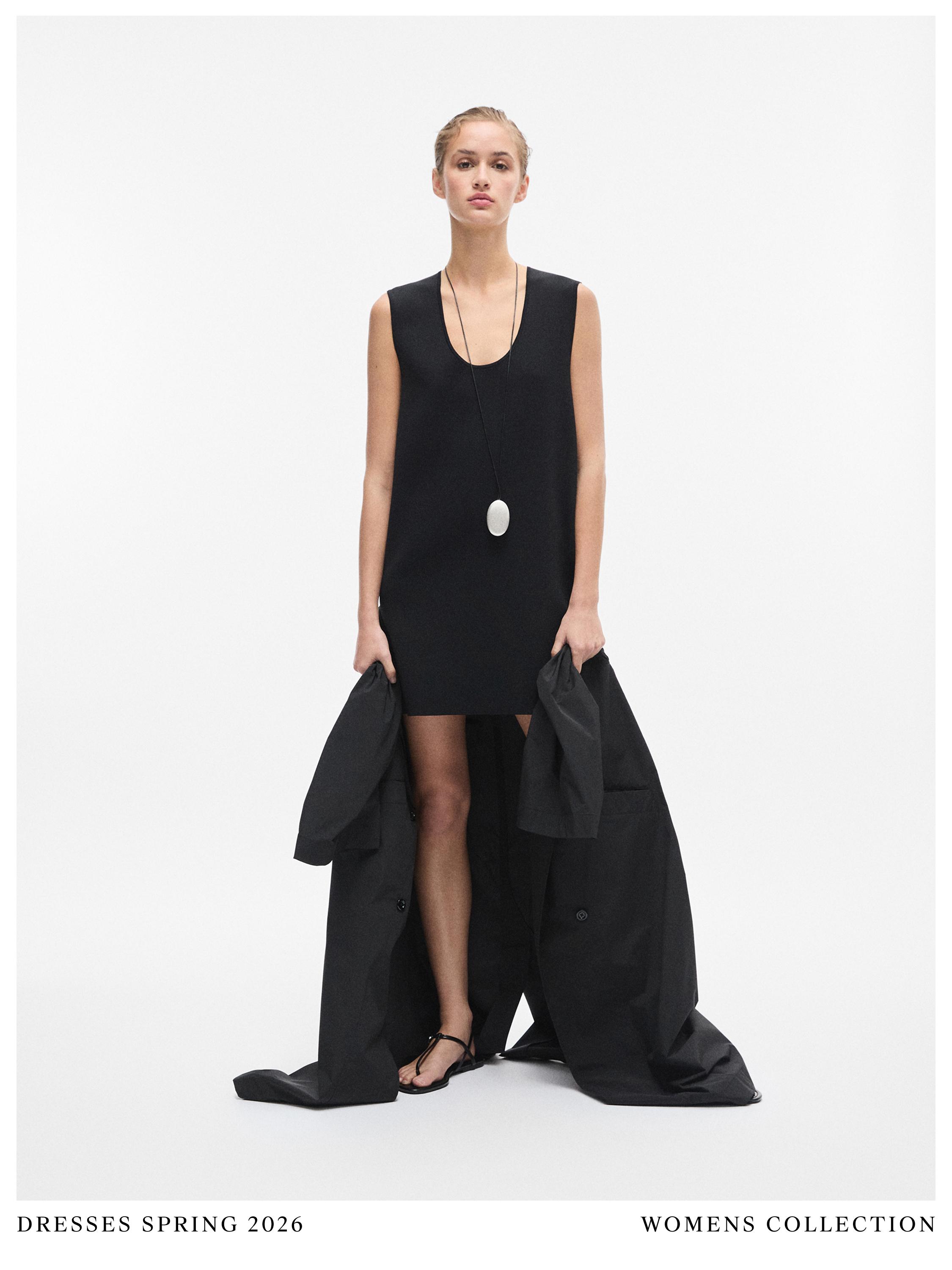 Σετ από αμάνικο μαύρο μίνι φόρεμα και μακρύ κολιέ με οβάλ μενταγιόν.