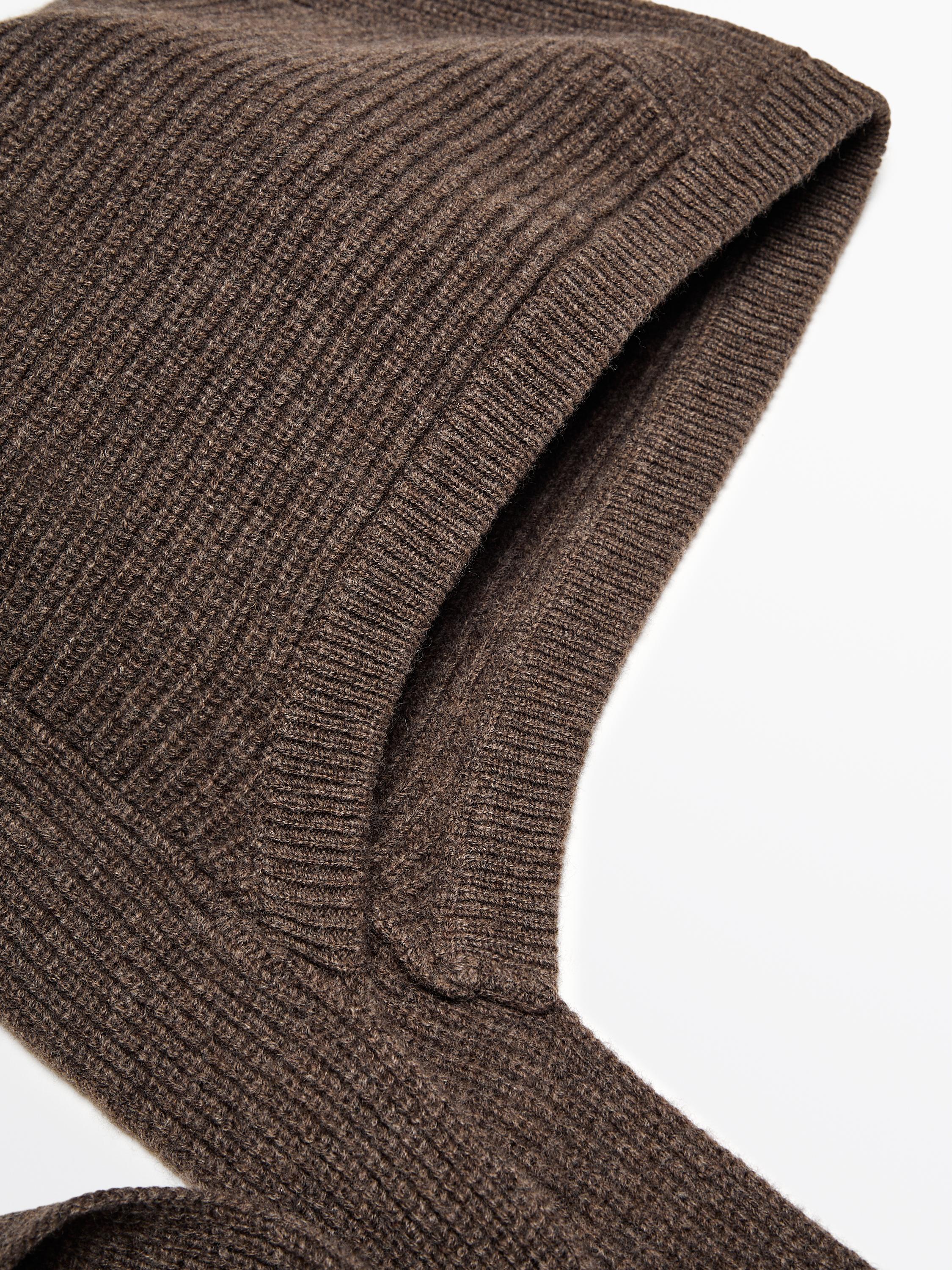 Strikket hætte med bindebånd