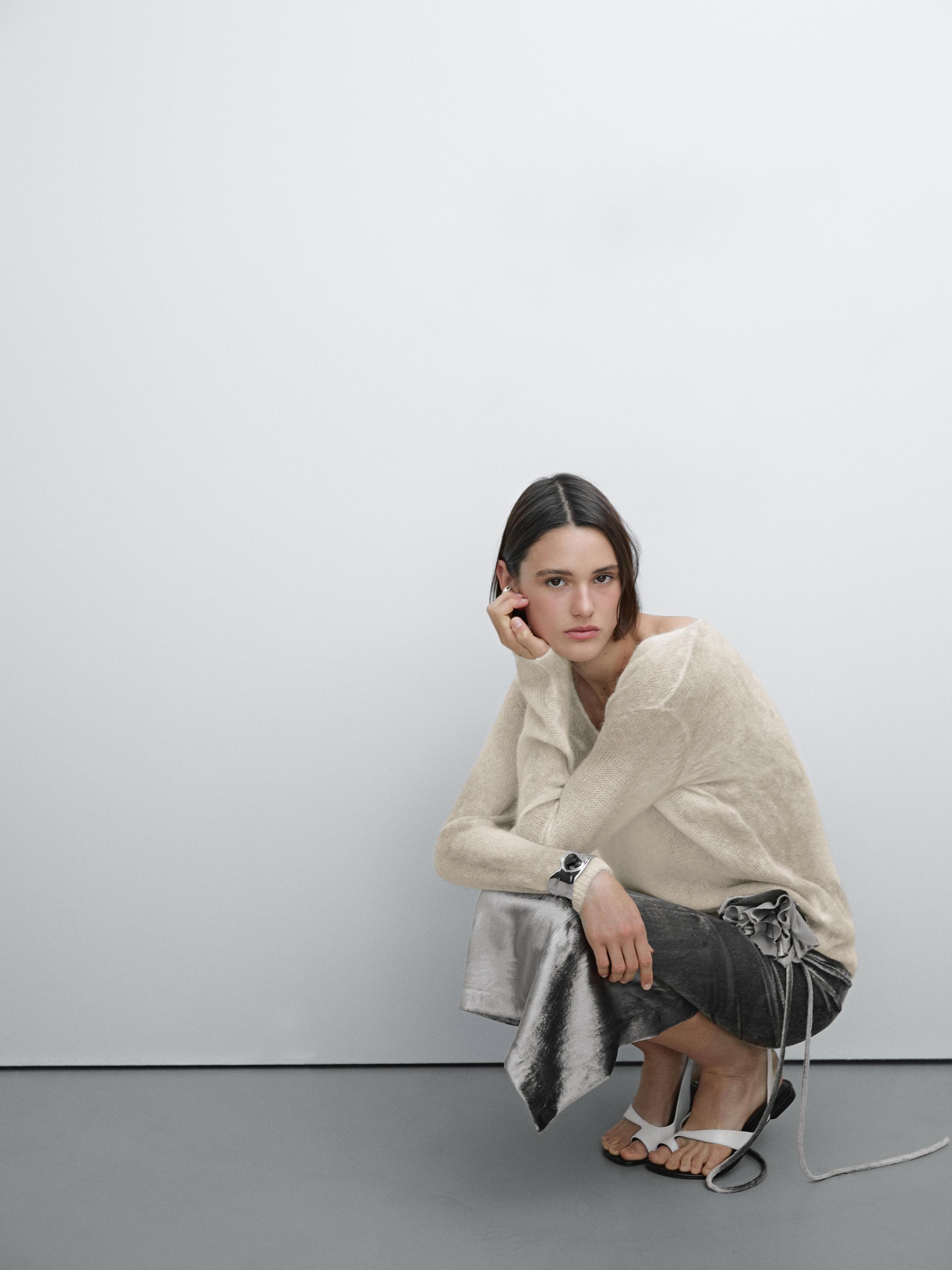 Aksamitna spódnica średniej długości w kwiaty – Studio