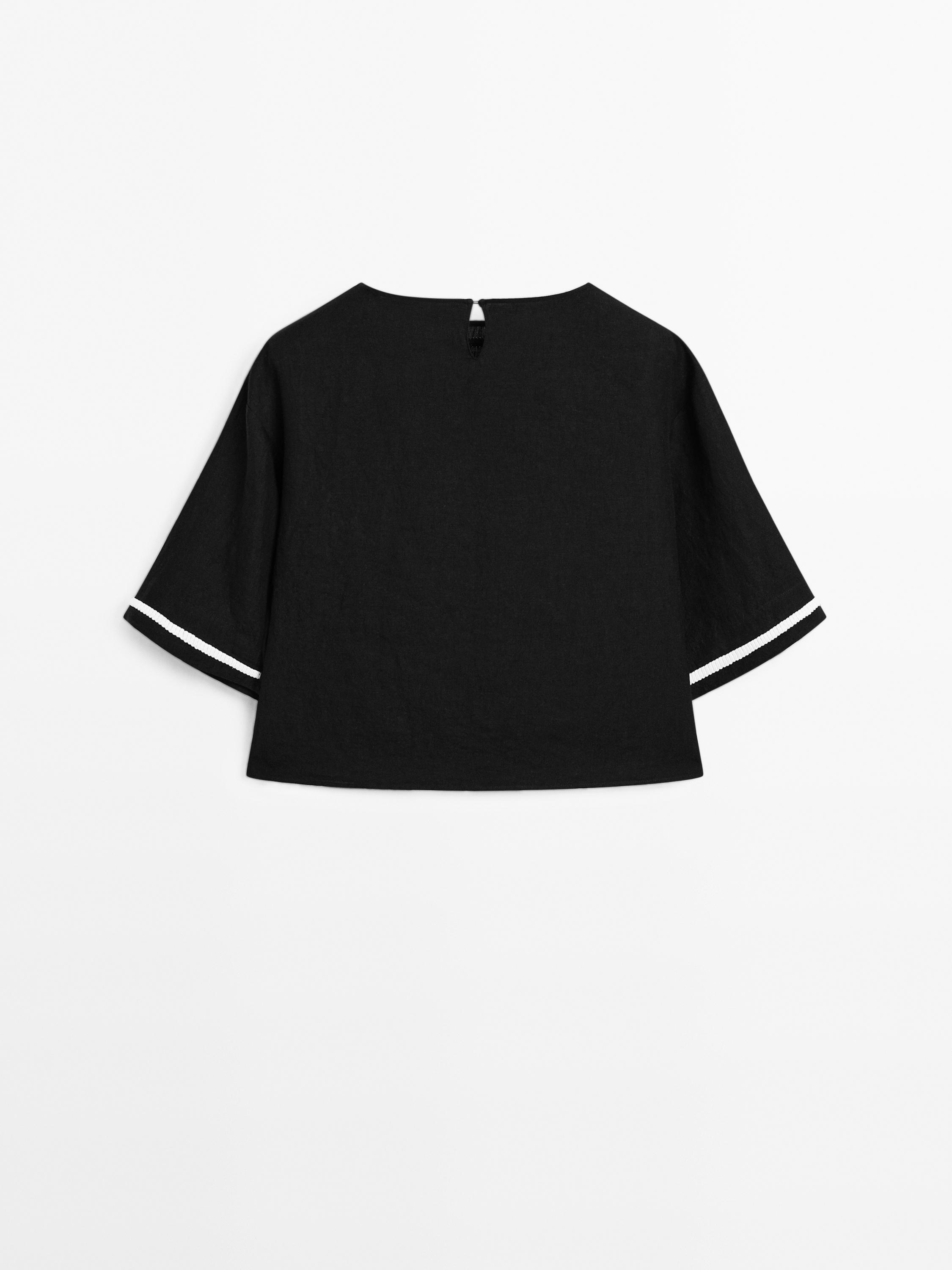 Blusa detalle bordado contraste