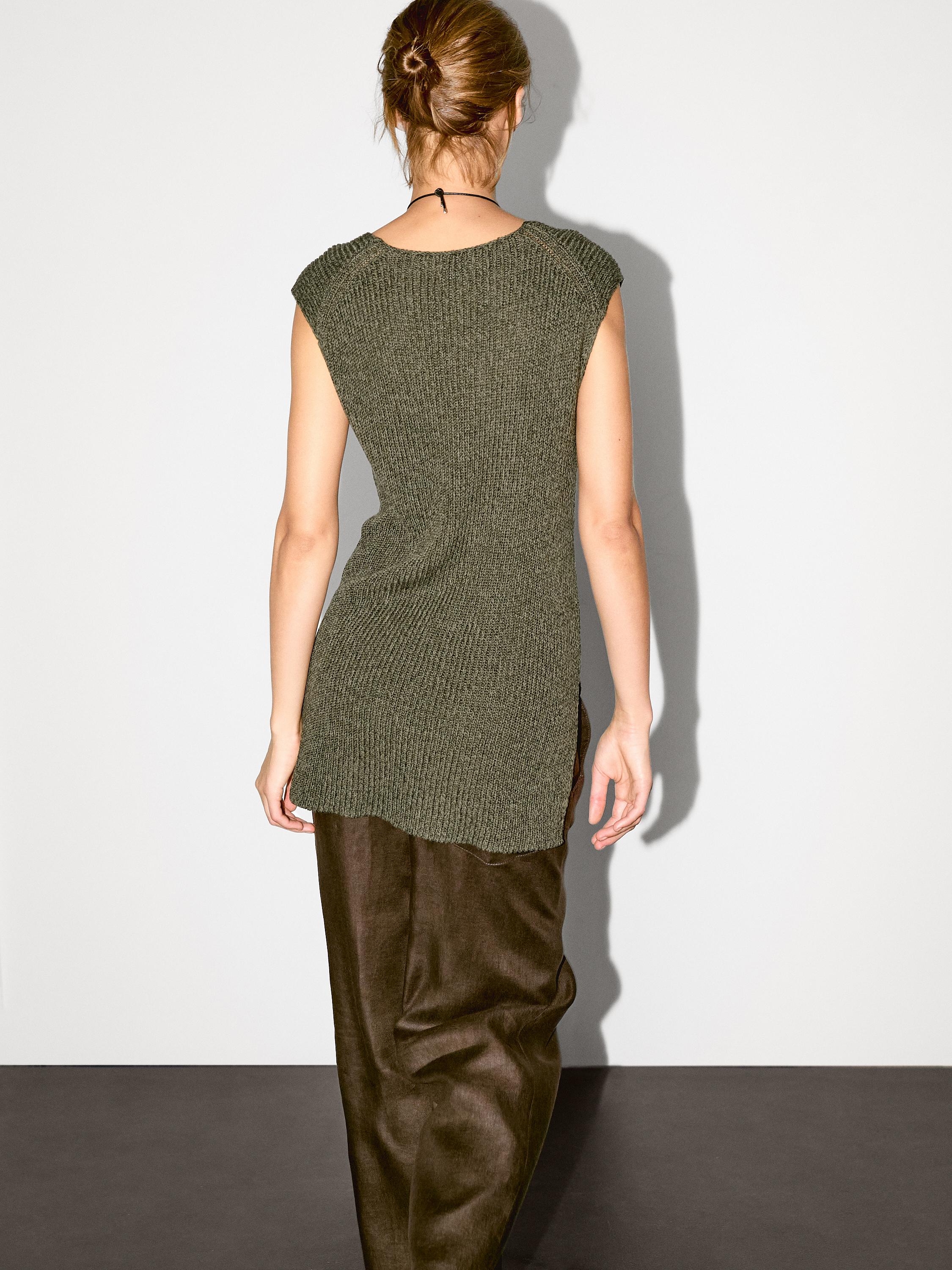 Sleeveless V-neck sweater