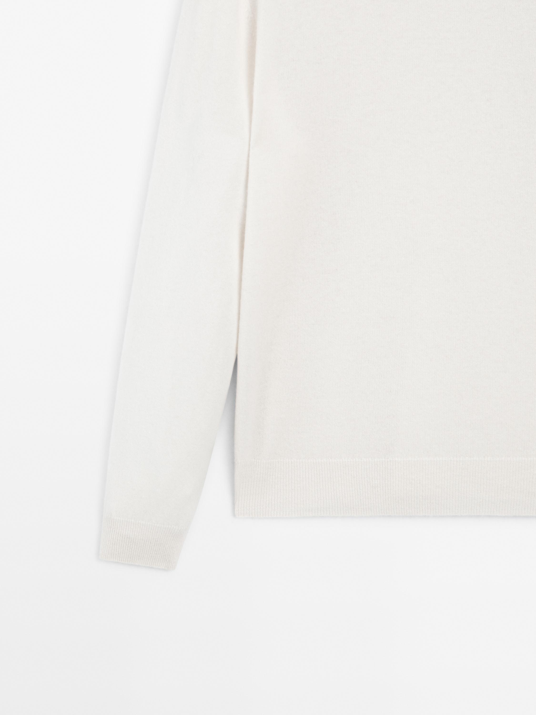 Cashmere knit sweater with a crew neck