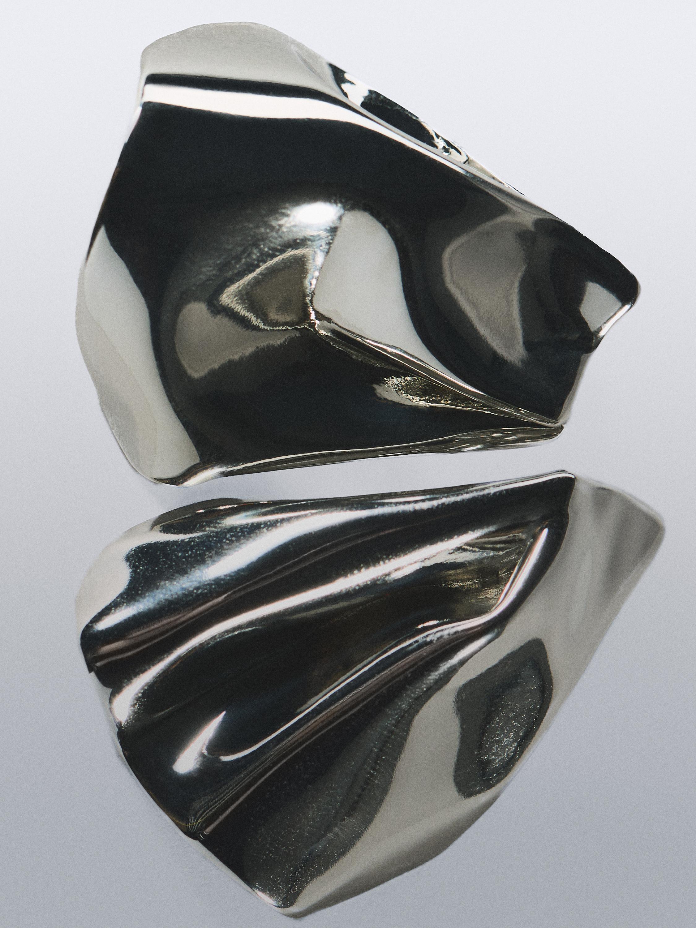 Mittelgroße Ohrringe mit Faltenoptik