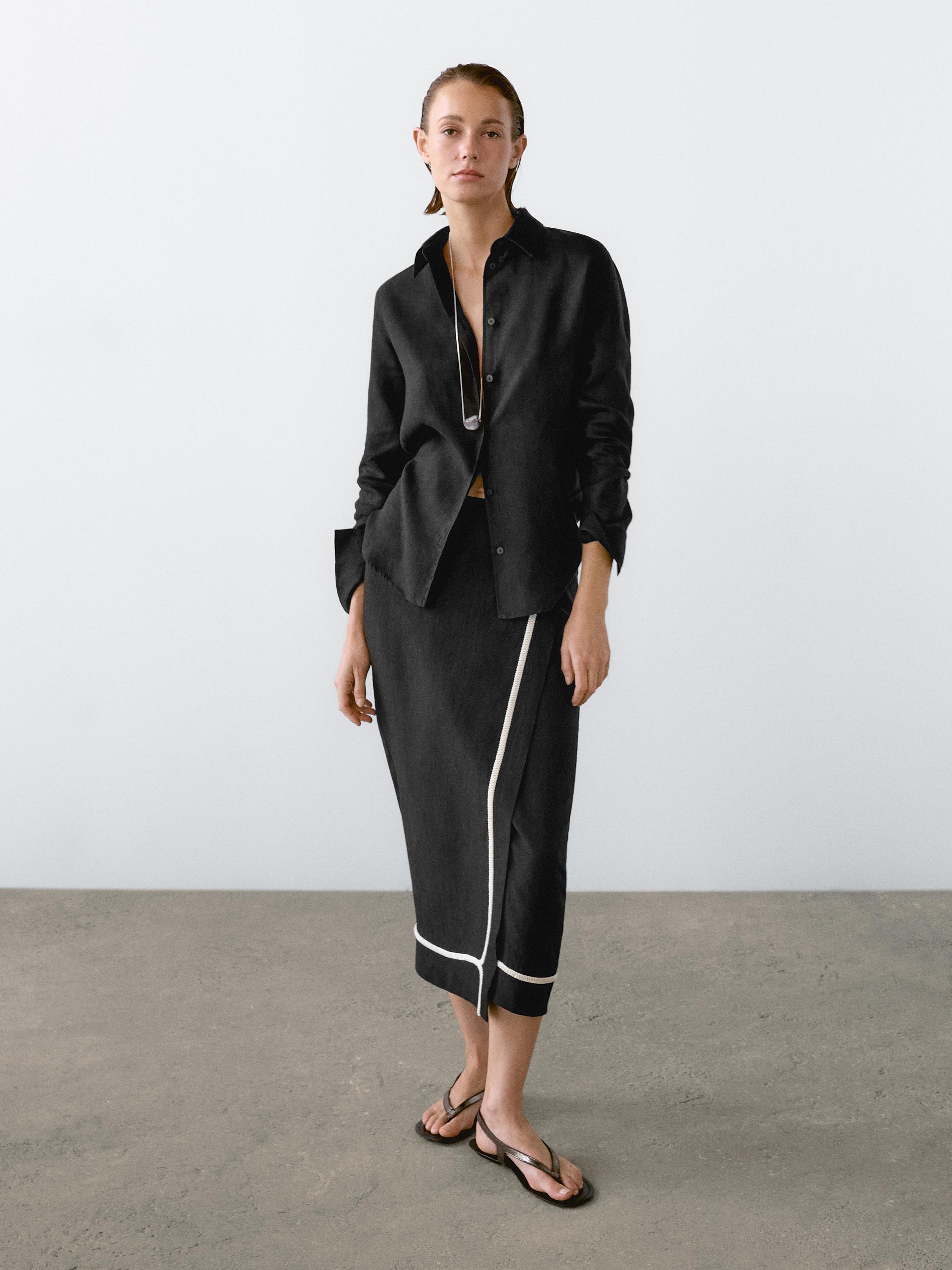 تنورة متوسطة الطول بتطريز متباين