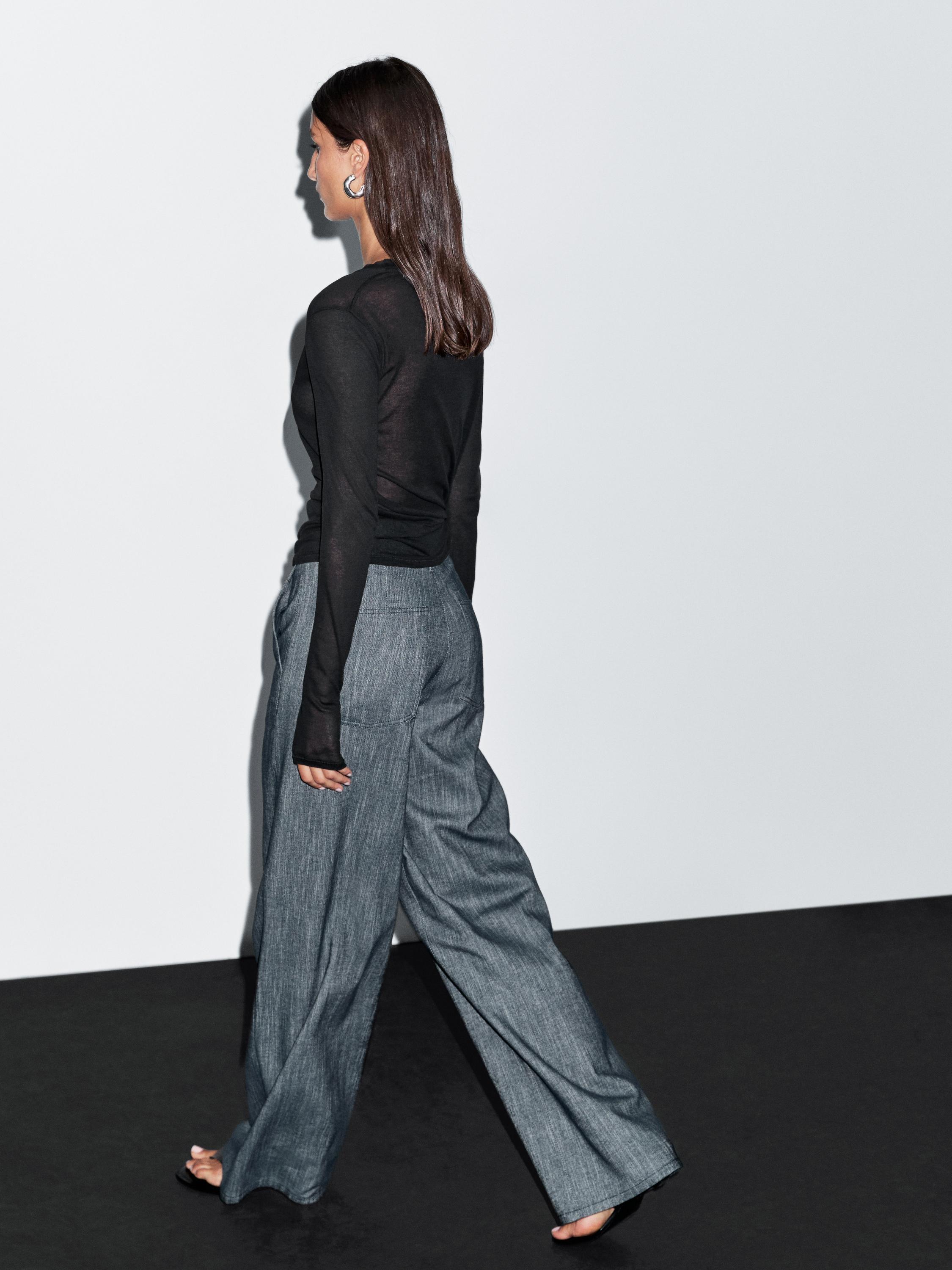 Lightweight t-shirt with collar detail