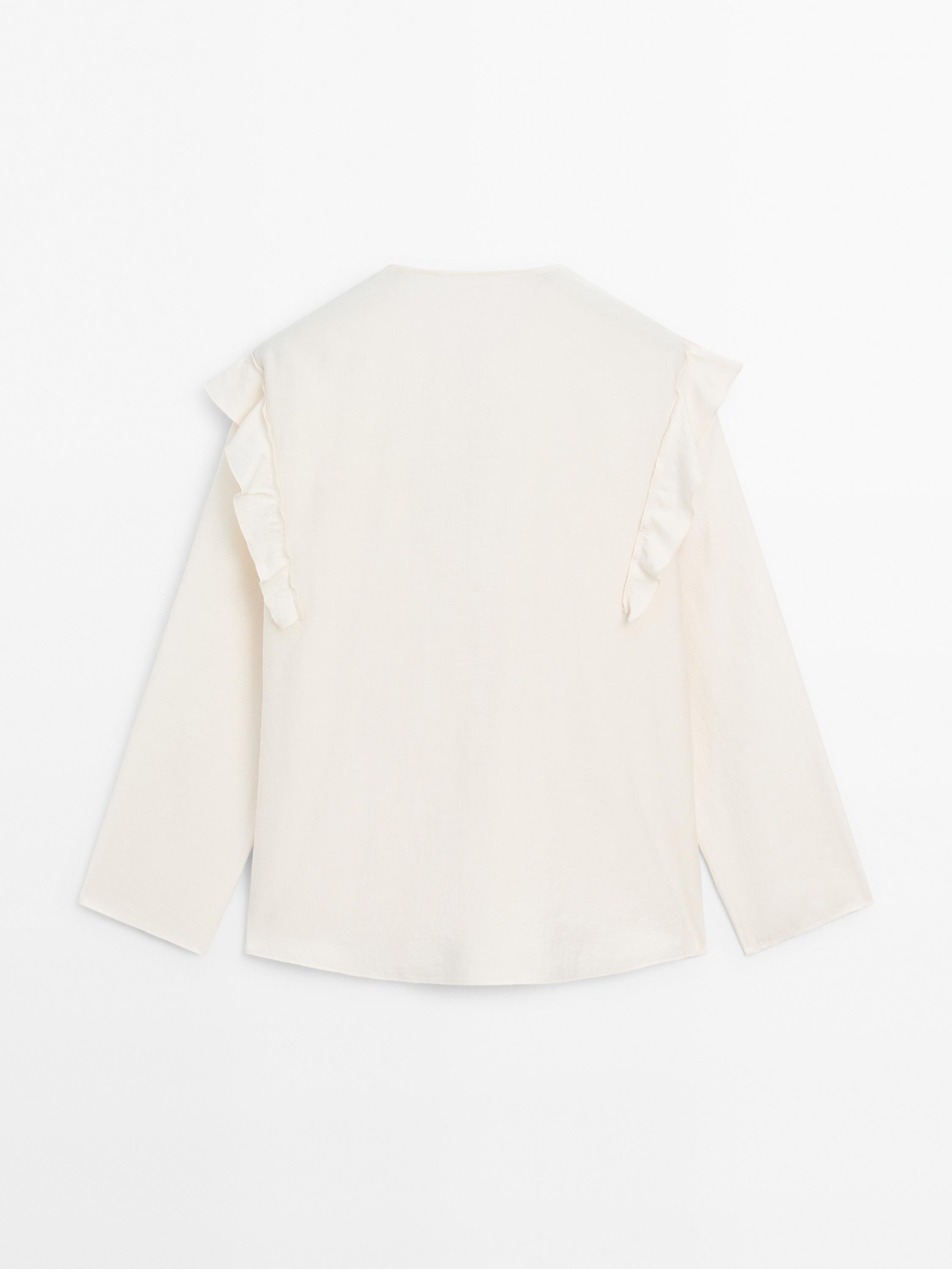 Flowing blouse with ruffles