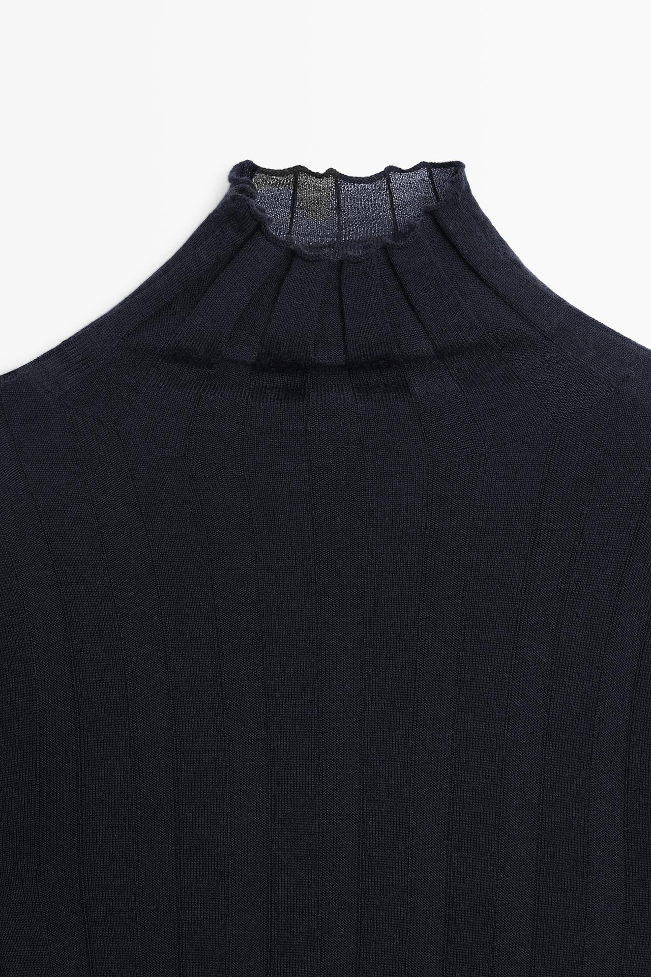 Ribbed high neck knit sweater — NAVY BLUE