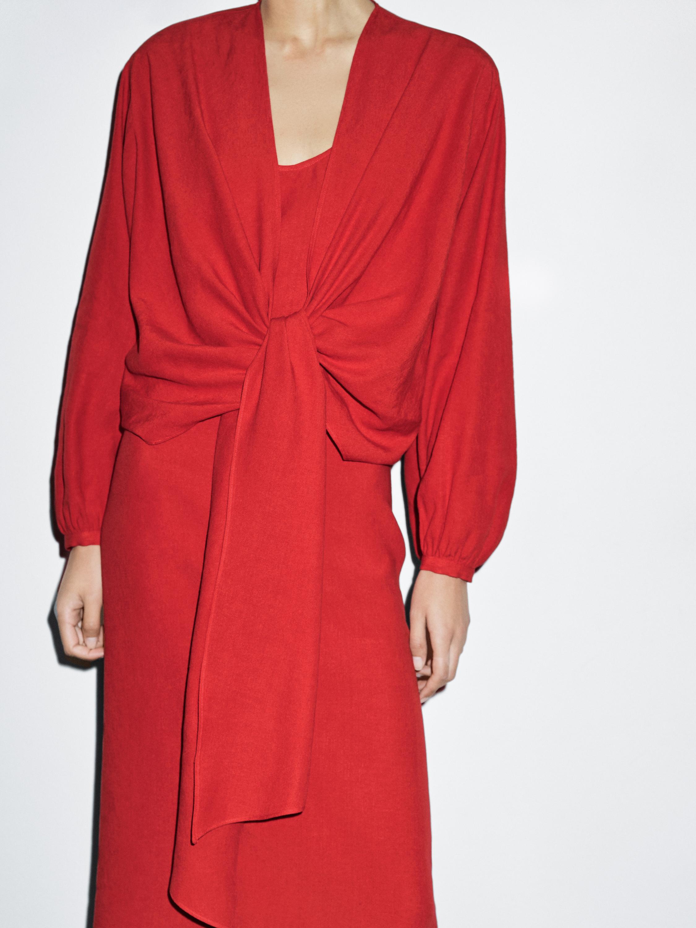 Sukienka średniej długości z węzłem przy dekolcie