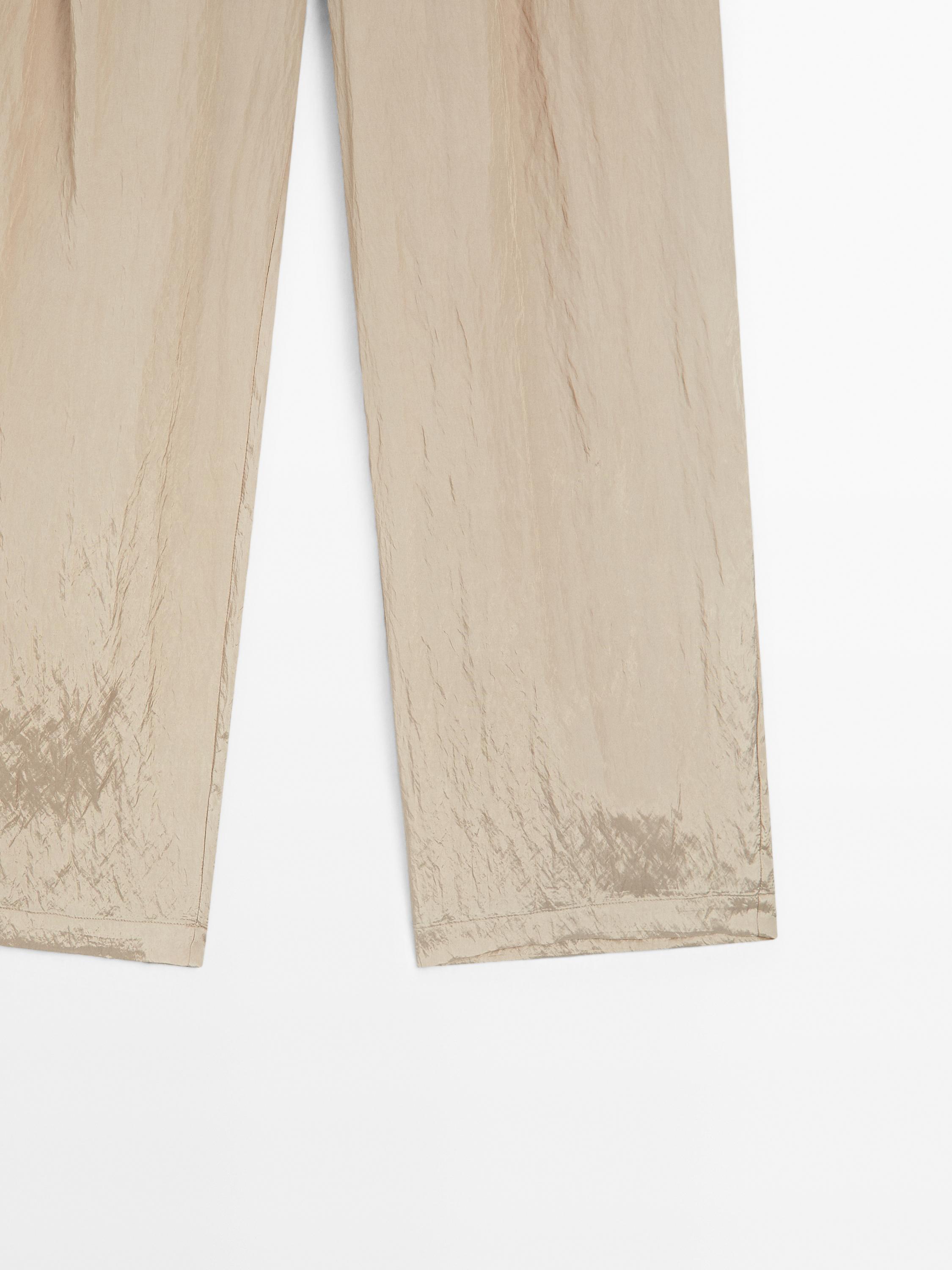 Pantalón satinado con textura