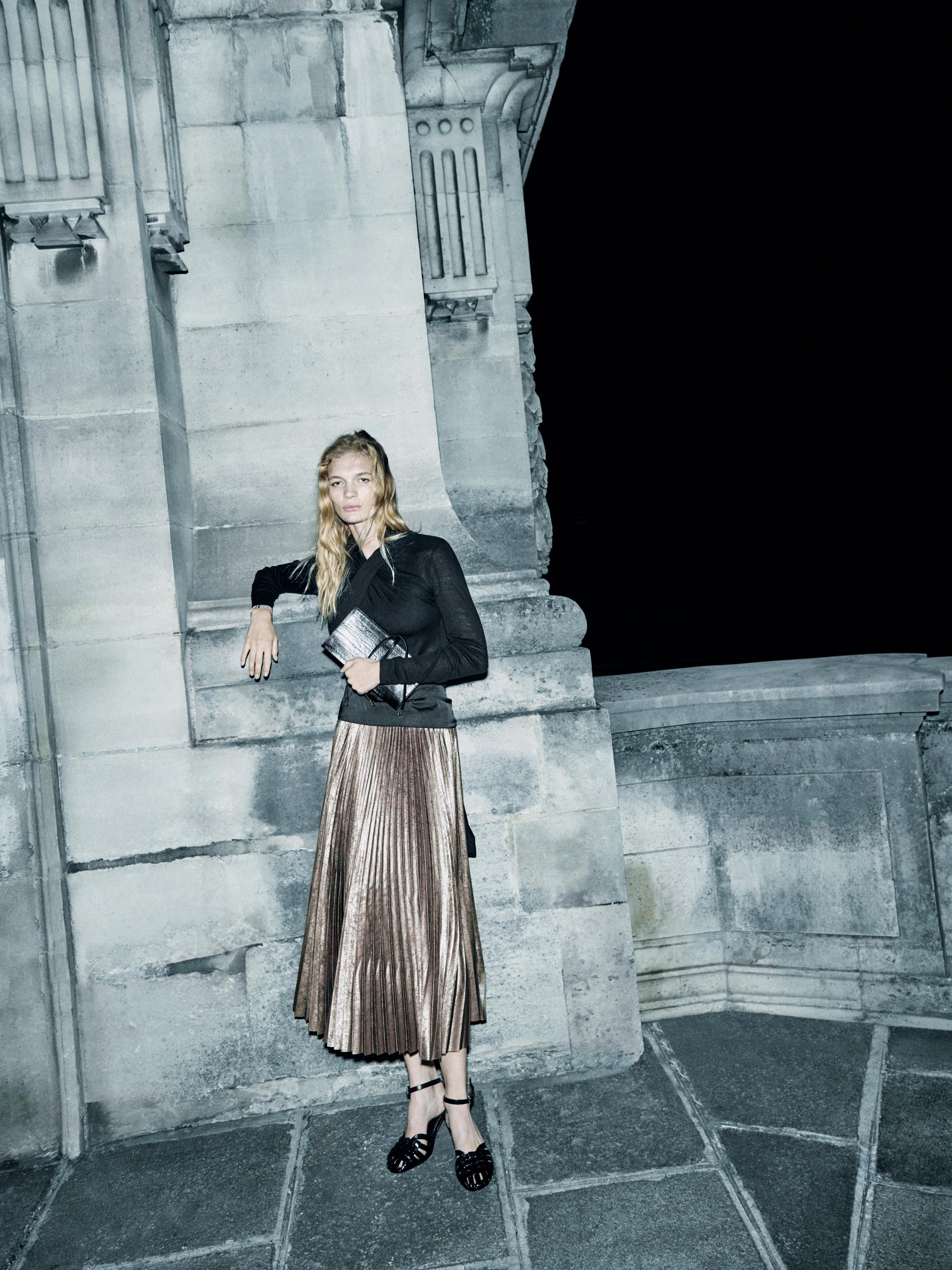 تنورة بليسيه متوسطة الطول بمظهر معدني