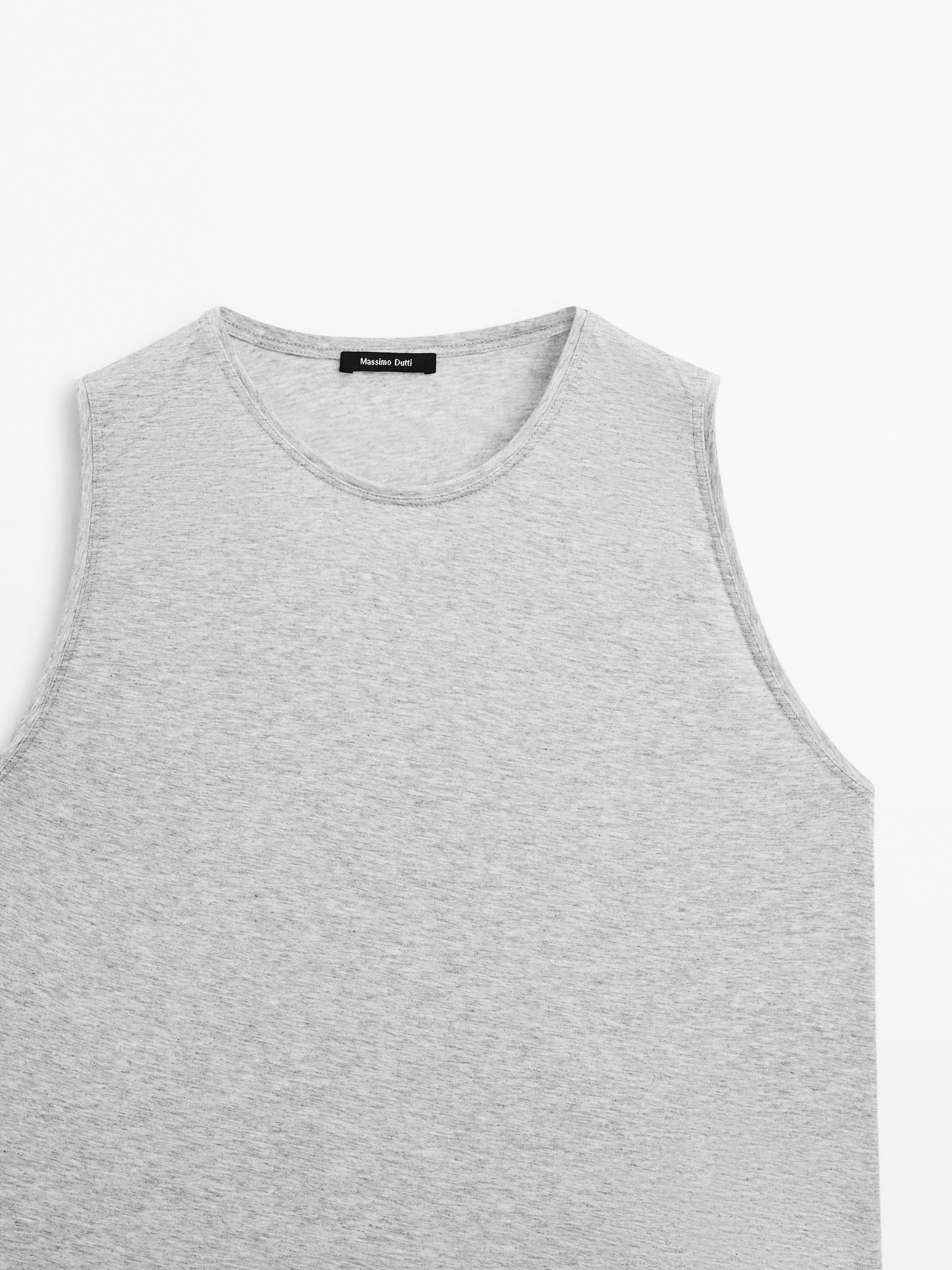 Sleeveless round neck T-shirt
