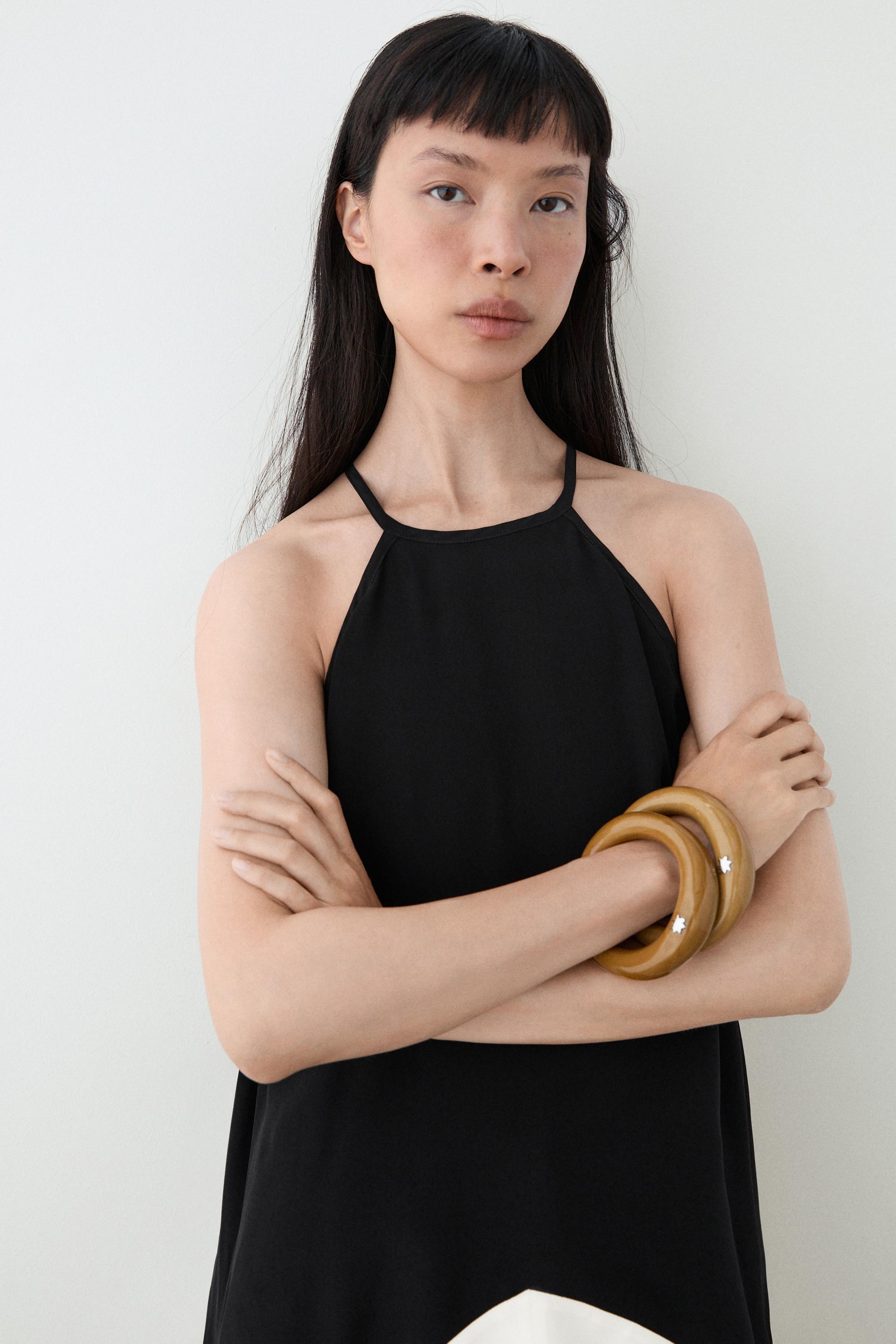 Long contrast halter top — BLACK