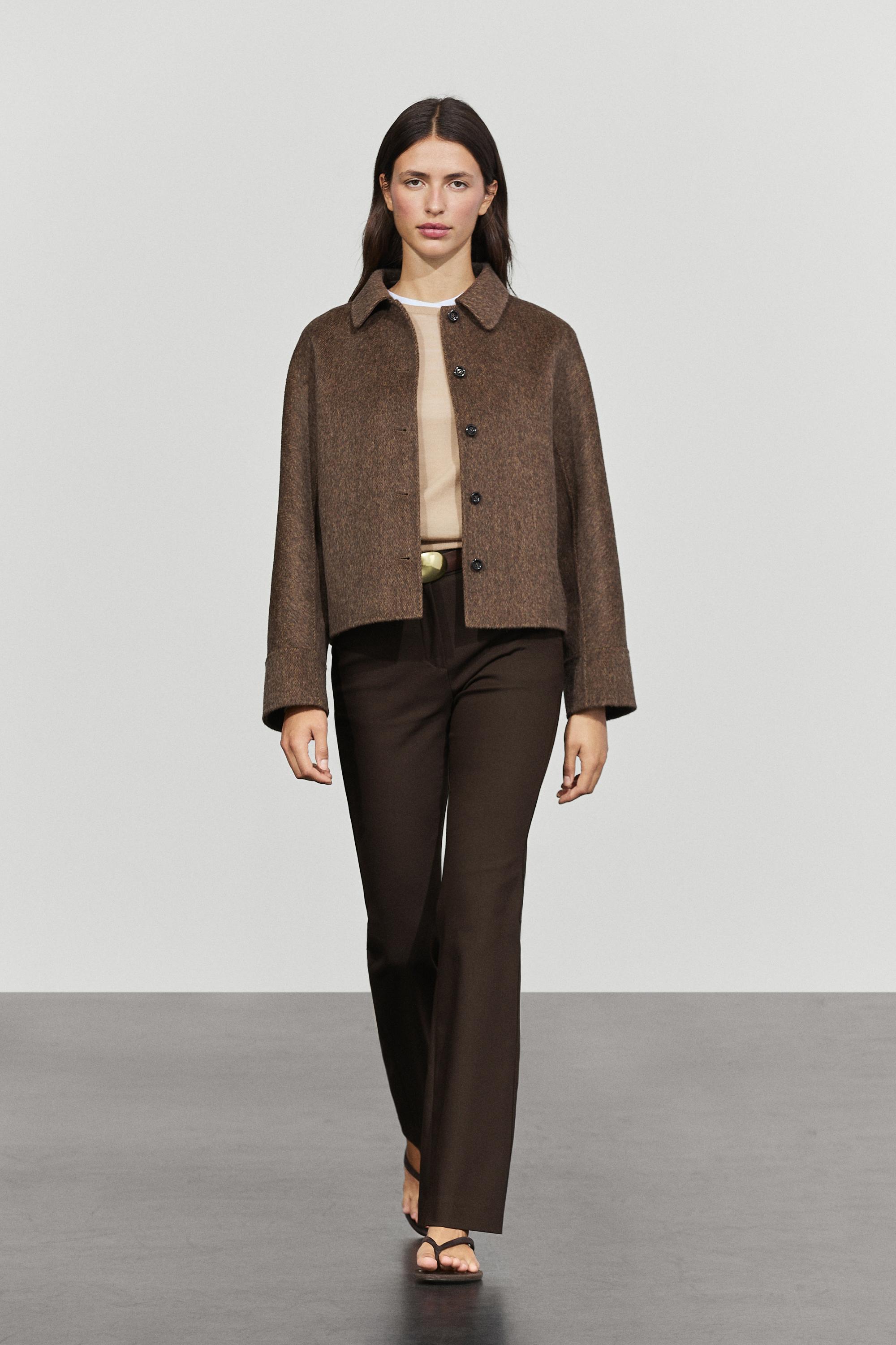 Short buttoned coat