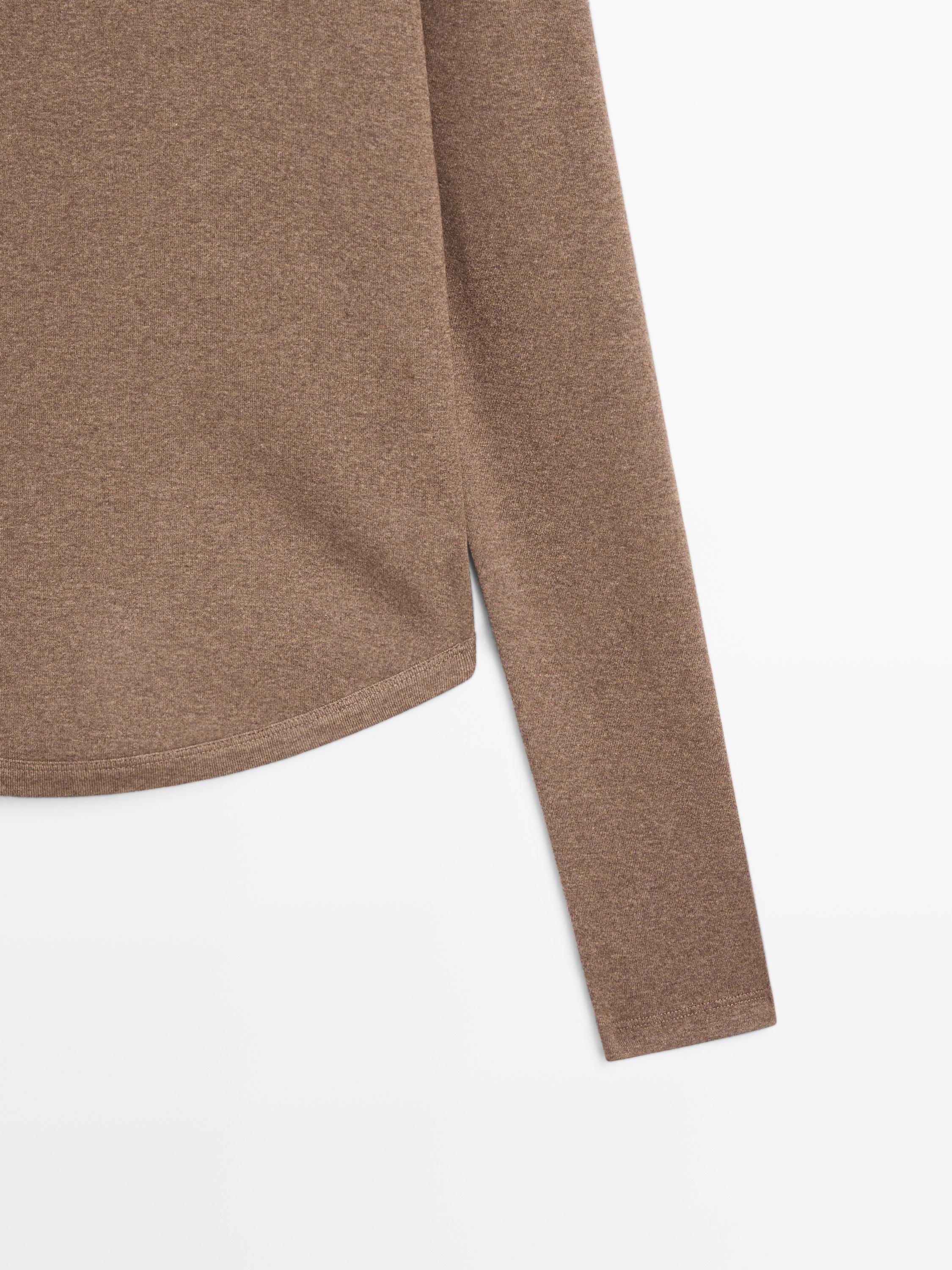 Long sleeve T-shirt with rounded hem